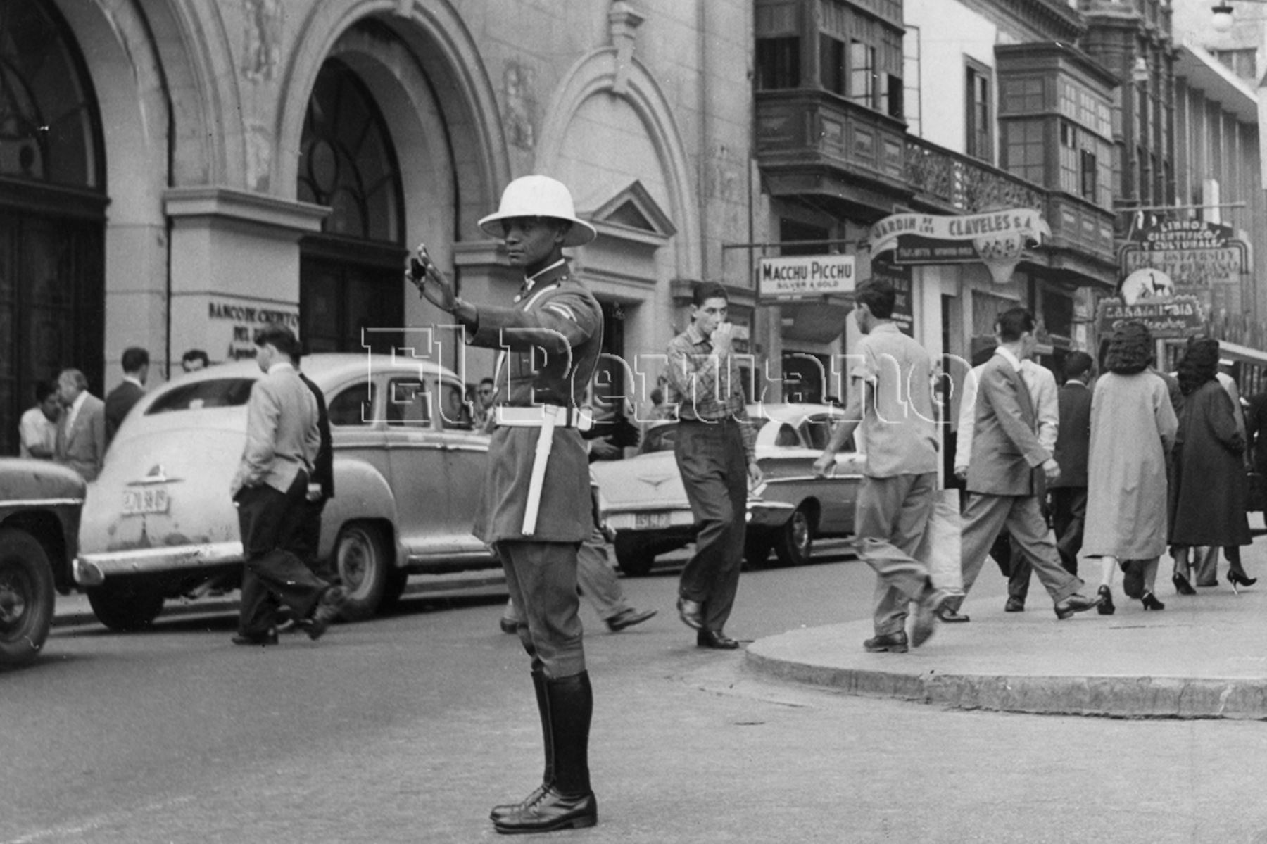 El chinchano Reynaldo Nonone era sargento segundo de la Benemérita Guardia Civil. Se desempeñaba como policía de tránsito en el Centro de Lima y simbolizaría por más de dos décadas al policía de tránsito “honrado, 
de trato fino e incorruptible” (1959).  Foto: Archivo Histórico de EL PERUANO