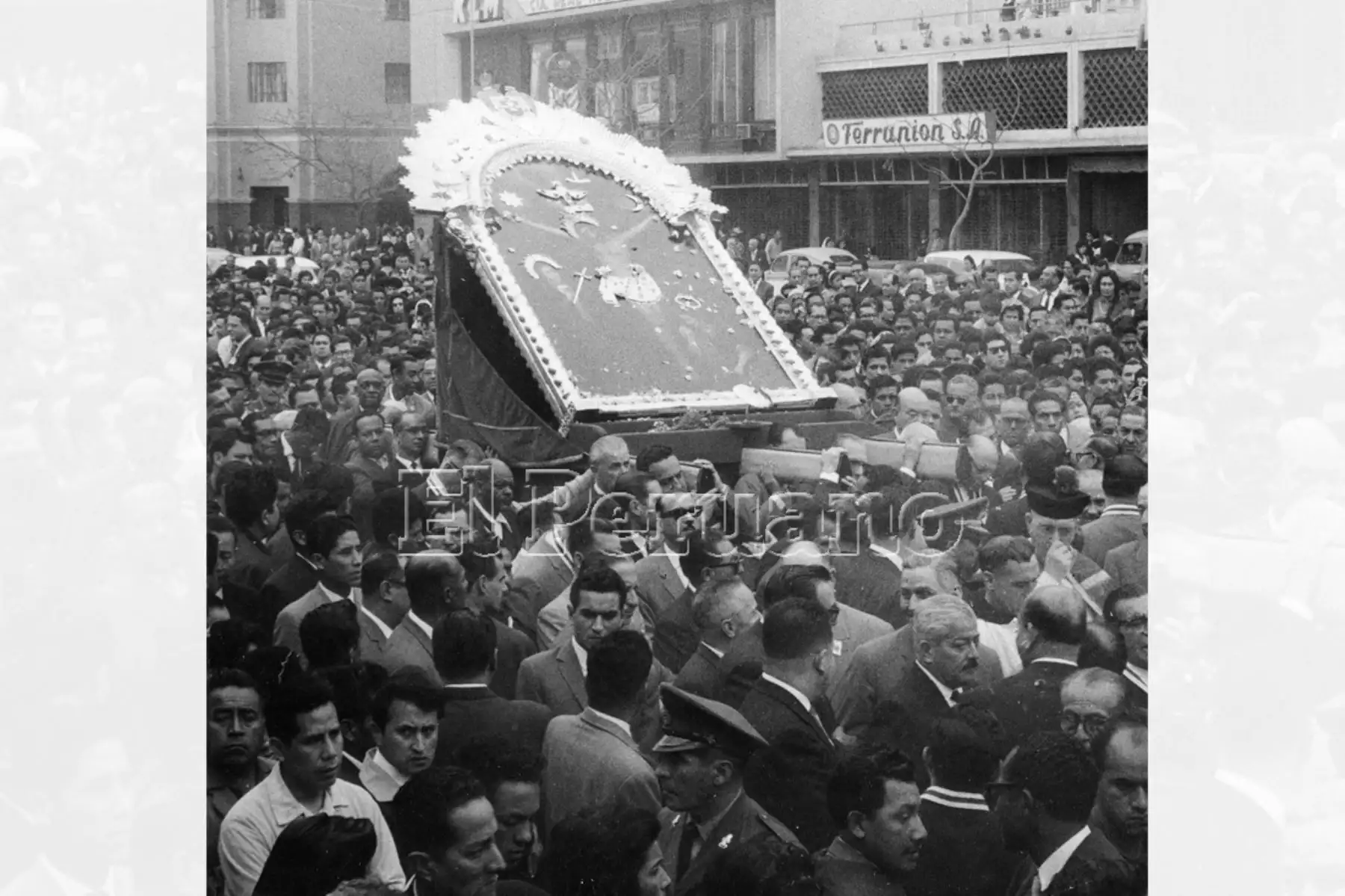 Cada vez con mayor acompañamiento se efectuaba el traslado de la imagen del Señor de los Milagros de la capilla al Templo de las Nazarenas. Miles de devotos colmaban calles en el curso del recorrido
 procesional (1962). Foto: Archivo Histórico de EL PERUANO