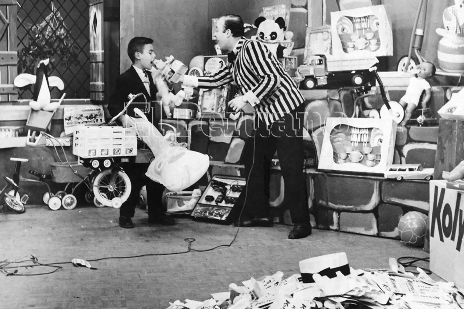 Una "legión de niños" veía a  Juan Andrés Salim  en su programa "Buenas Tardes, Tío Johnny" en América Televisión (1963). Foto: Archivo Histórico de EL PERUANO