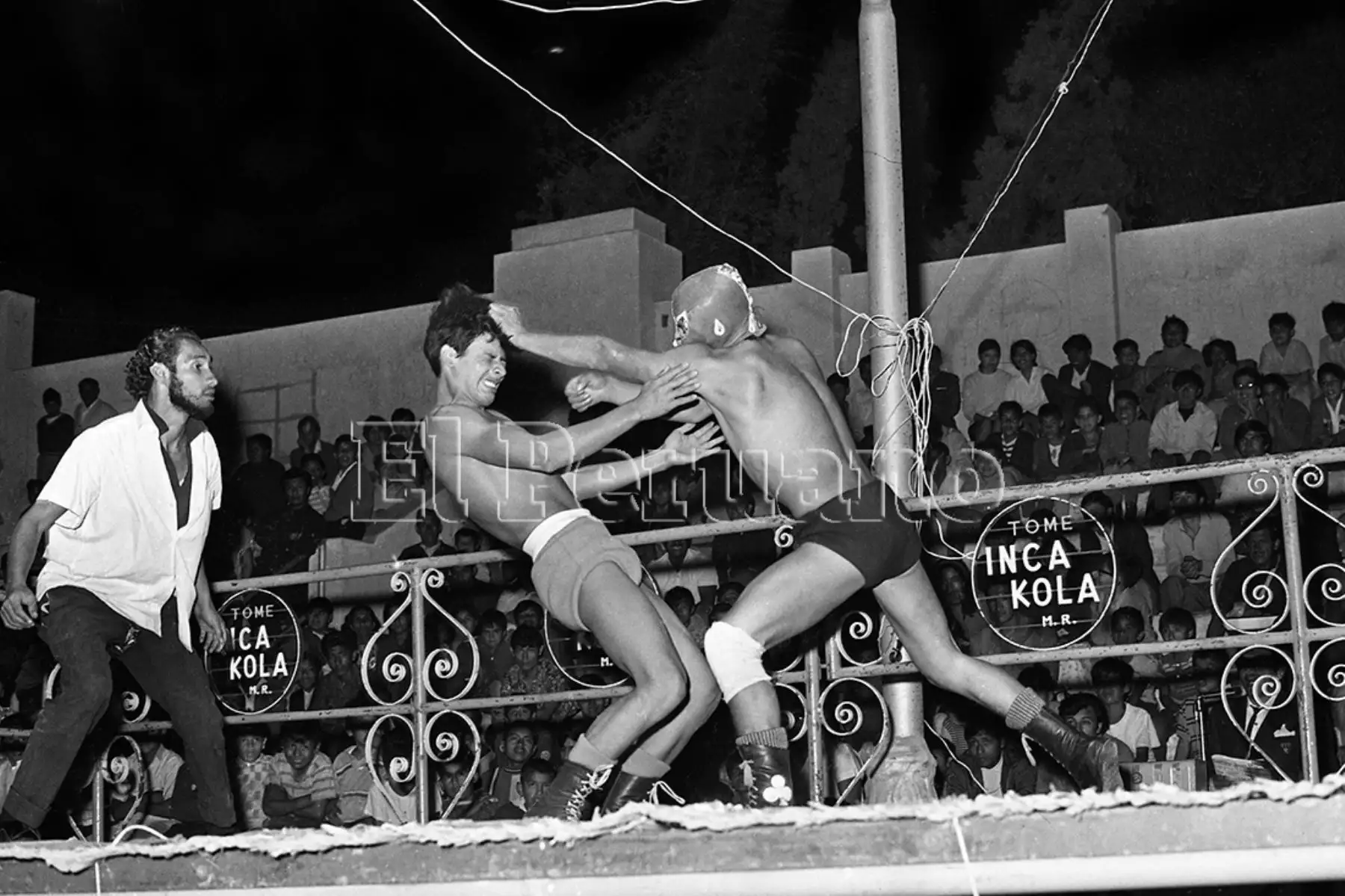 Máscaras, botas y llaves, sea en el Luna Park o en los barrios de Lima, el espectáculo del cachascán congregaba multitudes (1969). Foto Archivo Histórico de EL PERUANO