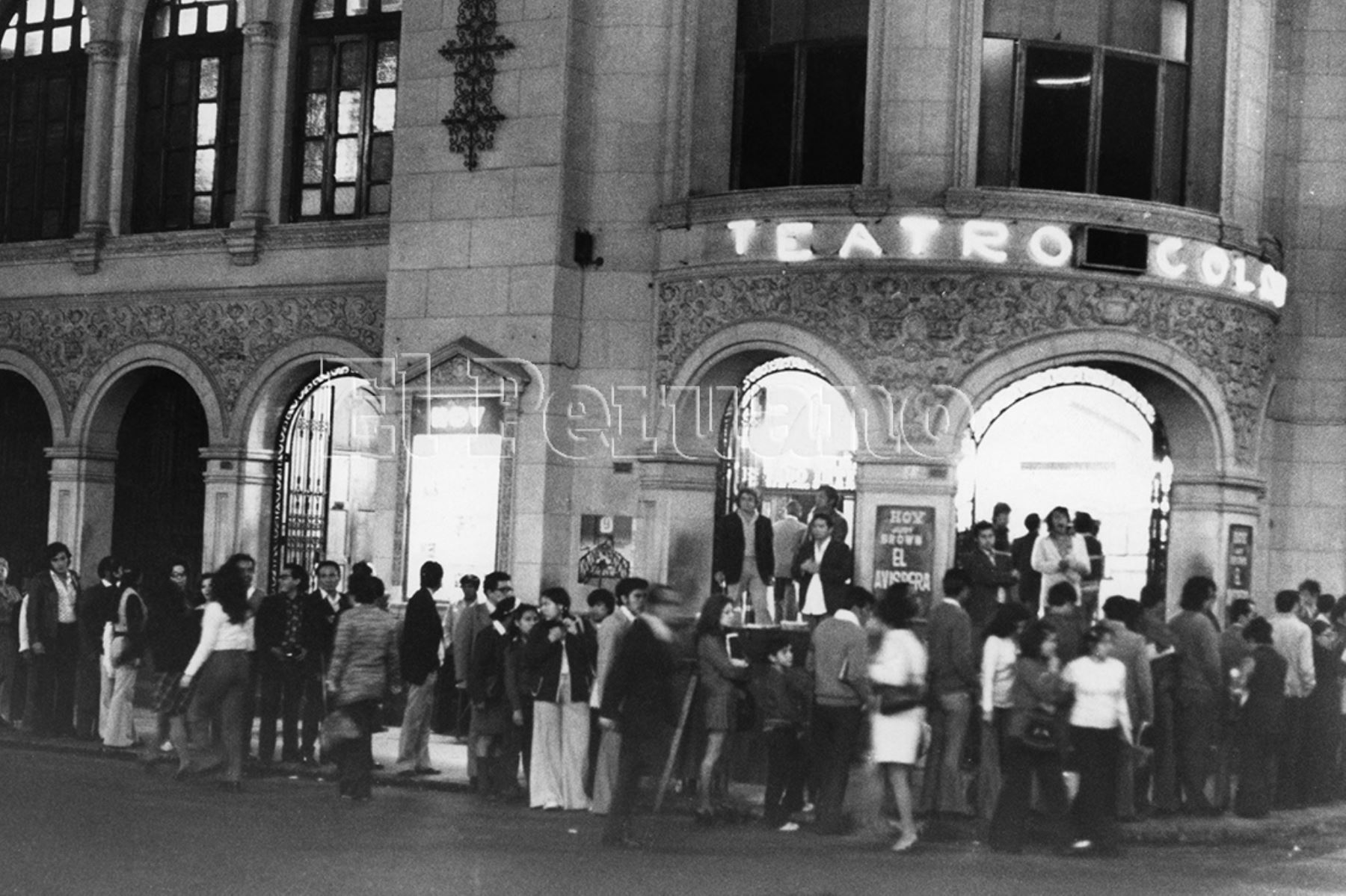 Inaugurado en 1914, hasta los 70 el Cine Teatro Colón de la Plaza San Martín fue uno de los favoritos de los limeños (1974).  Foto Archivo Histórico de EL PERUANO
