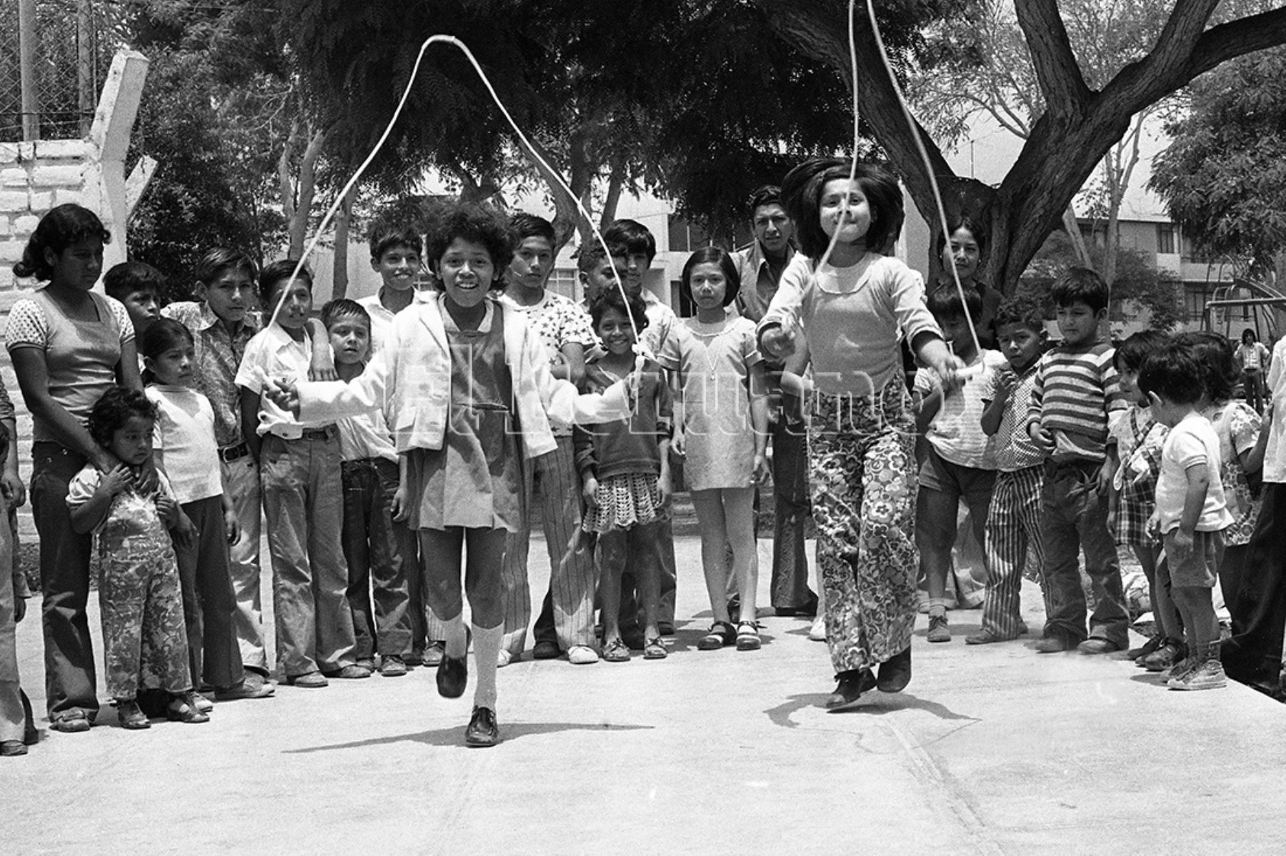 Mientras los niños jugaban canga, trompo y  lingo, las niñas saltaban soga. Bastaba una cuerda y a divertirse. (1974). Foto Archivo Histórico de EL PERUANO