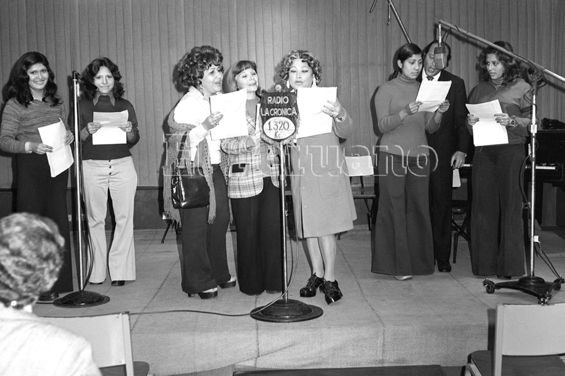 Ondas del corazón. Las radionovelas de la Radio La Crónica batían récord de sintonía (1975). Foto Archivo Histórico de EL PERUANO / Rómulo Luján