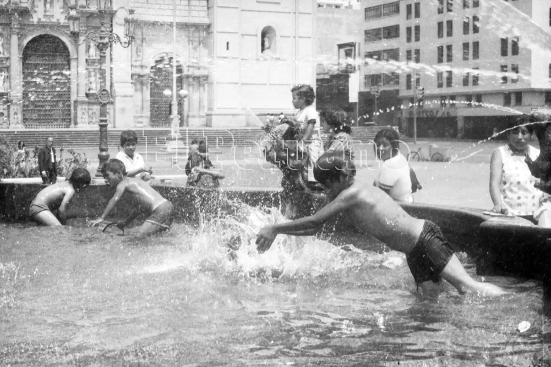 En los años 70 las piletas de Lima todavía eran un refrescante espacio público especialmente para los niños (1978).  Foto Archivo Histórico de EL PERUANO / Pavel Marrul