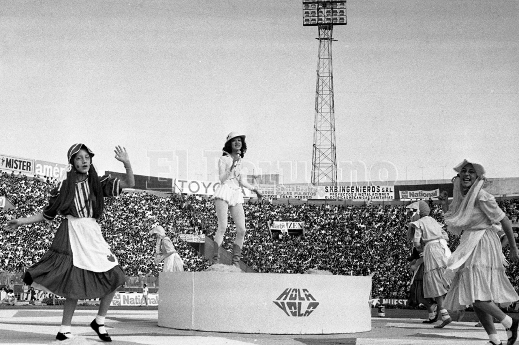 Los limeños que pasan los 40 saben que en los años 70 Yola Polastry fue la indiscutible "Chica de la Tele" y que en los 80 llenaba estadios (1981).  Foto Archivo Histórico de EL PERUANO / Leoncio Mariscal