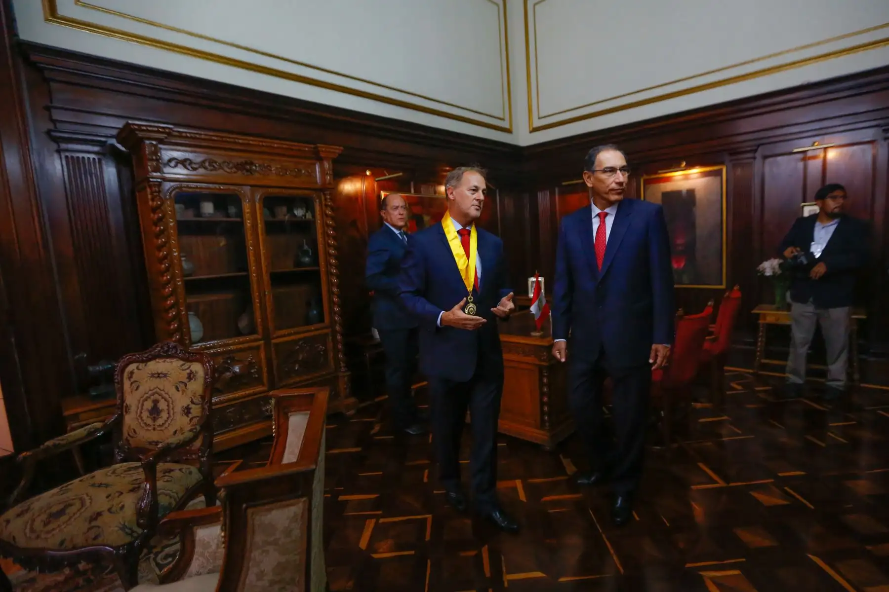 Jefe de Estado, Martin Vizcarra acompañado del Alcalde de Lima, Jorge Muñoz participa en la ceremonia de izamiento de banderas y colocación de ofrenda floral por el 484° Aniversario de fundación de la ciudad de Lima. Foto: ANDINA/Prensa Presidencia
