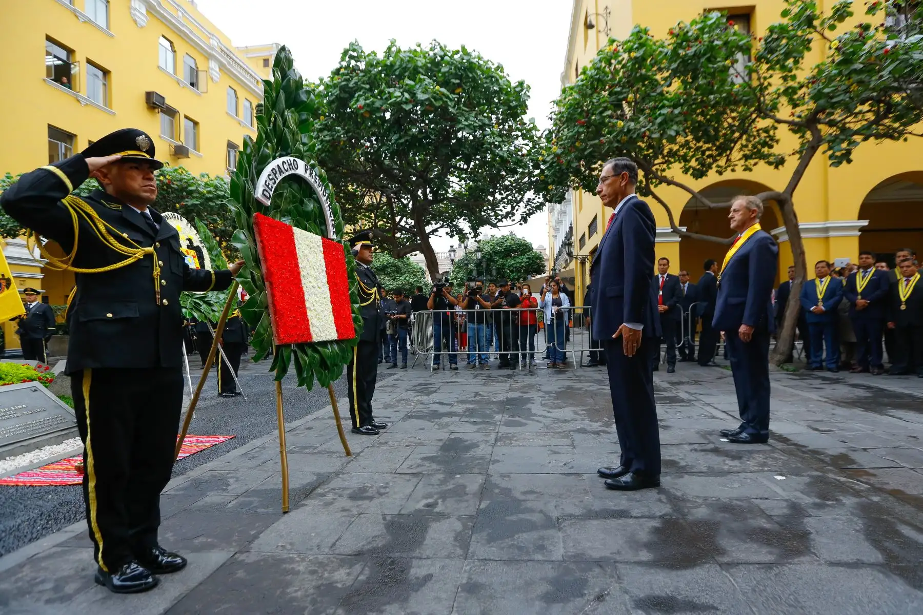 Jefe de Estado, Martin Vizcarra acompañado del Alcalde de Lima, Jorge Muñoz participa en la ceremonia de izamiento de banderas y colocación de ofrenda floral por el 484° Aniversario de fundación de la ciudad de Lima. Foto: ANDINA/Prensa Presidencia