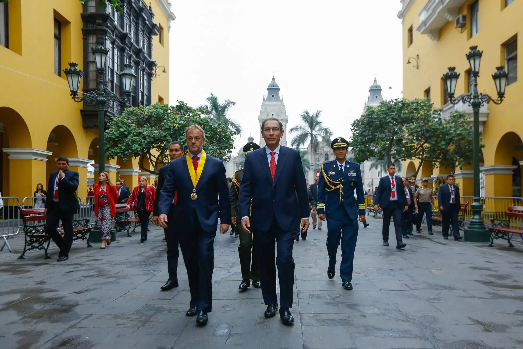 Jefe de Estado, Martin Vizcarra acompañado del Alcalde de Lima, Jorge Muñoz participa en la ceremonia de izamiento de banderas y colocación de ofrenda floral por el 484° Aniversario de fundación de la ciudad de Lima. Foto: ANDINA/Prensa Presidencia