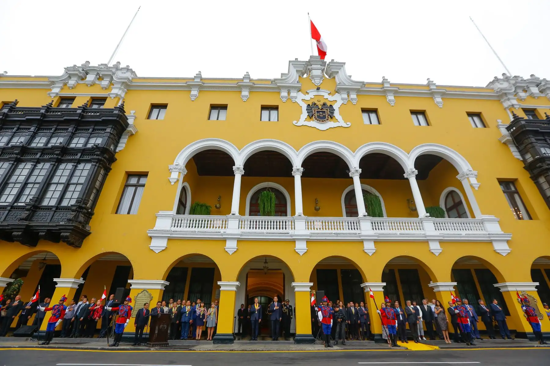 Jefe de Estado participa en la ceremonia de izamiento de banderas y colocación de ofrenda floral por el 484° Aniversario de fundación de la ciudad de Lima. Foto: ANDINA/Prensa Presidencia