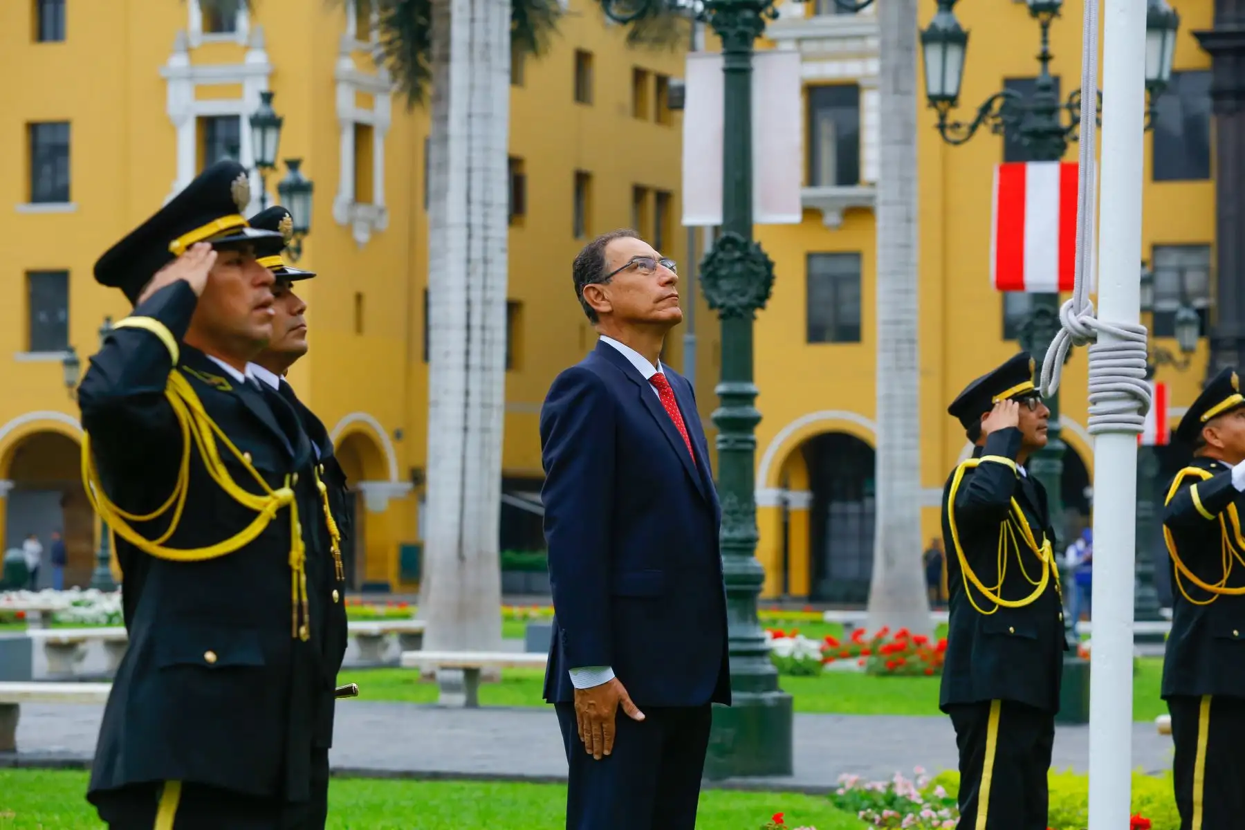 Jefe de Estado participa en la ceremonia de izamiento de banderas y colocación de ofrenda floral por el 484° Aniversario de fundación de la ciudad de Lima. Foto: ANDINA/Prensa Presidencia