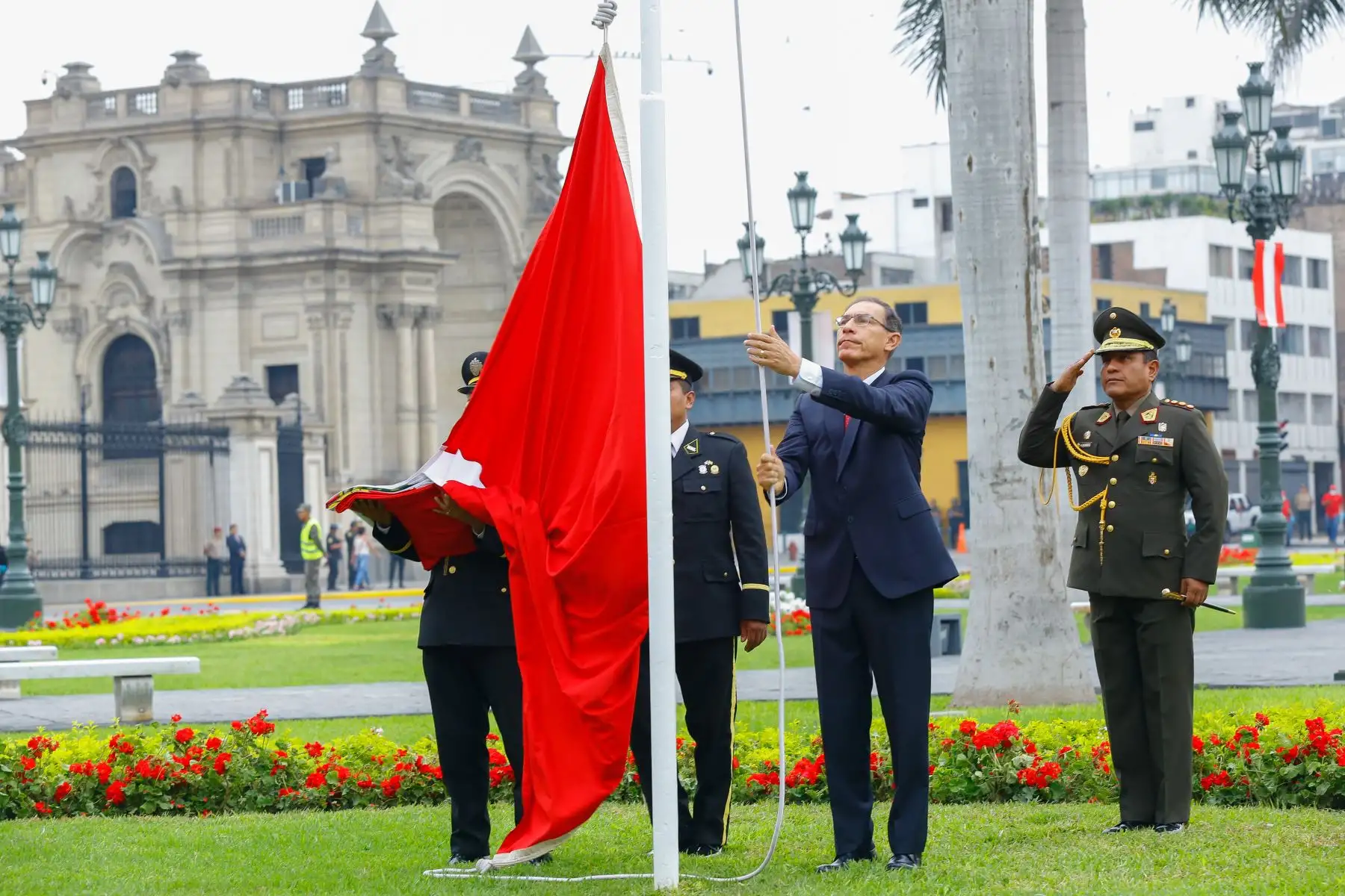 Jefe de Estado participa en la ceremonia de izamiento de banderas y colocación de ofrenda floral por el 484° Aniversario de fundación de la ciudad de Lima. Foto: ANDINA/Prensa Presidencia