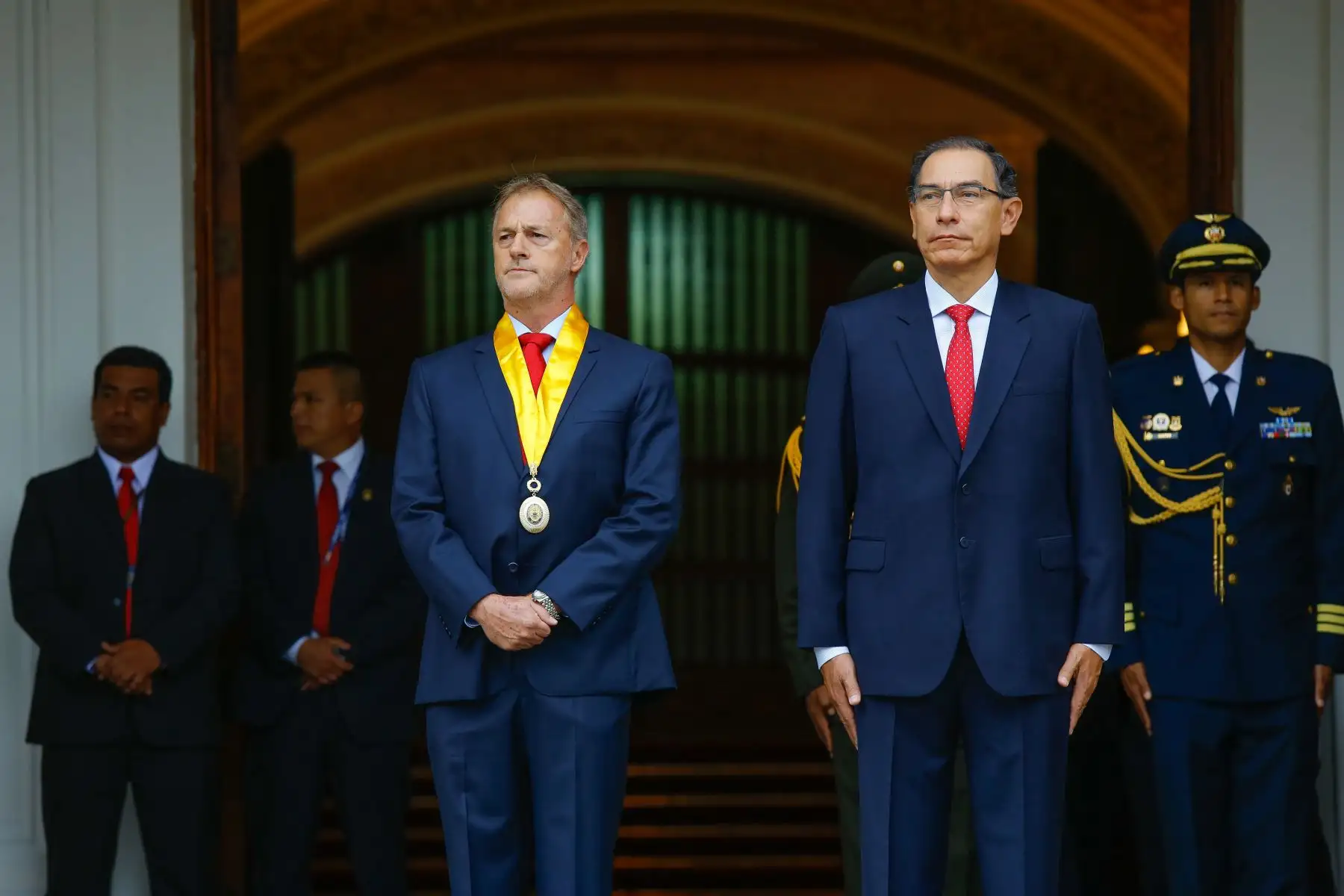 Jefe de Estado, Martin Vizcarra acompañado del Alcalde de Lima, Jorge Muñoz participa en la ceremonia de izamiento de banderas y colocación de ofrenda floral por el 484° Aniversario de fundación de la ciudad de Lima. Foto: ANDINA/Prensa Presidencia