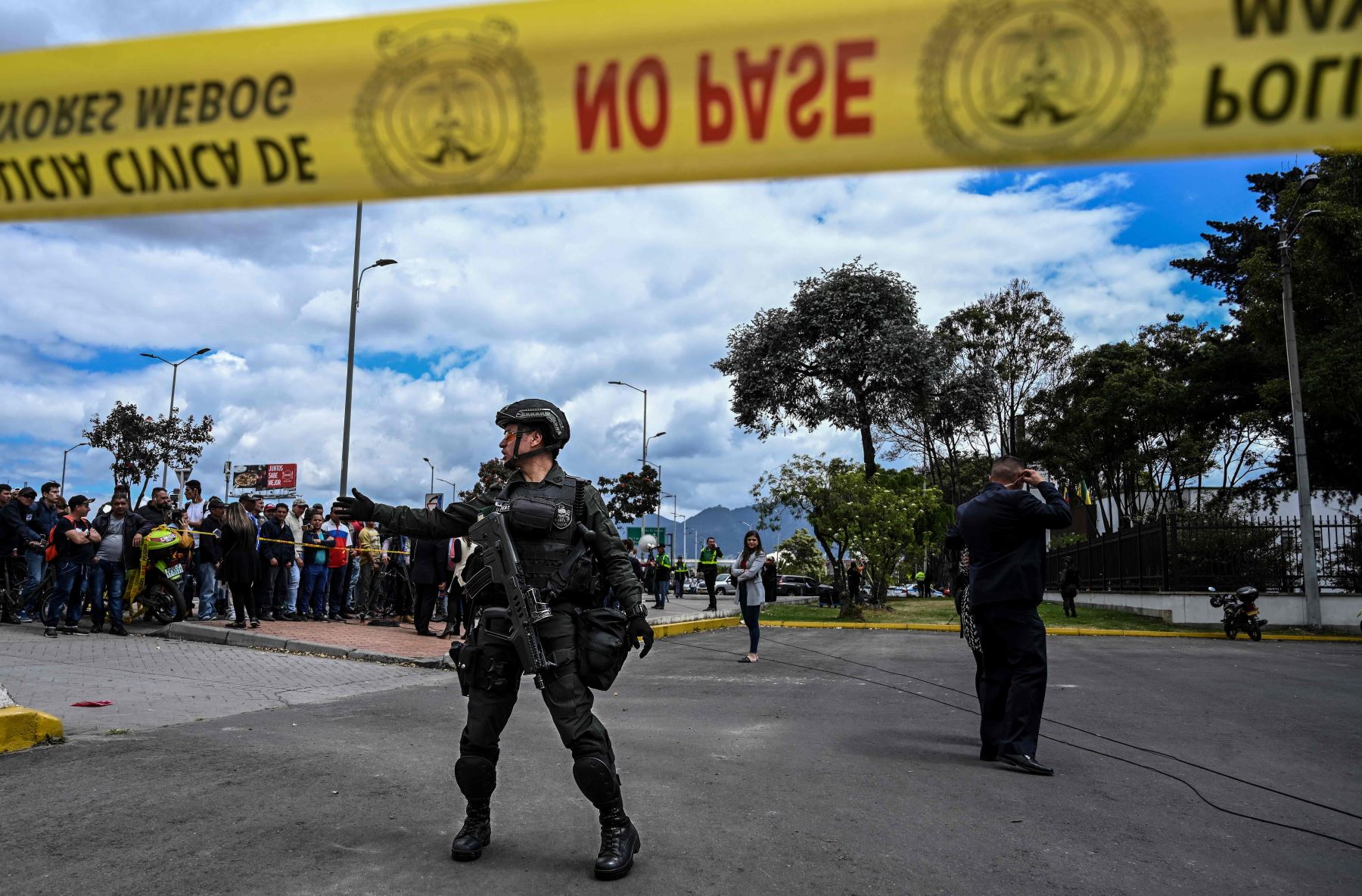 Las fuerzas de seguridad montan guardia en el lugar de una explosión en una academia de policía en Bogotá Foto: AFP