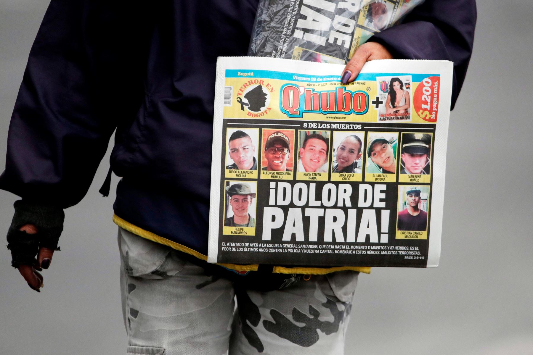 Una mujer sostiene un periódico con un titular que lee "dolor de la patria" y los retratos de algunas de las 21 víctimas de un ataque con coche bomba ocurrido el día anterior Foto: AFP