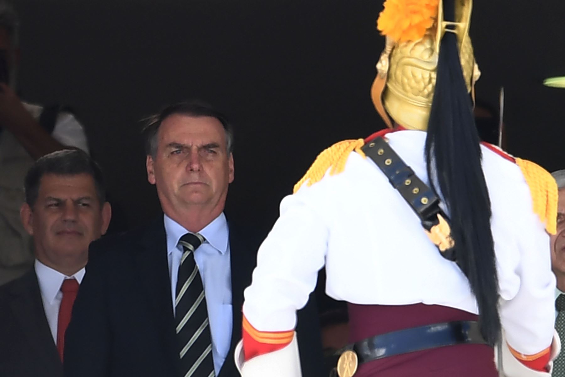 Presidente Jair Bolsonaro asiste al cambio de guardia en el Palacio de Planalto, en Brasilia. Foto: AFP.