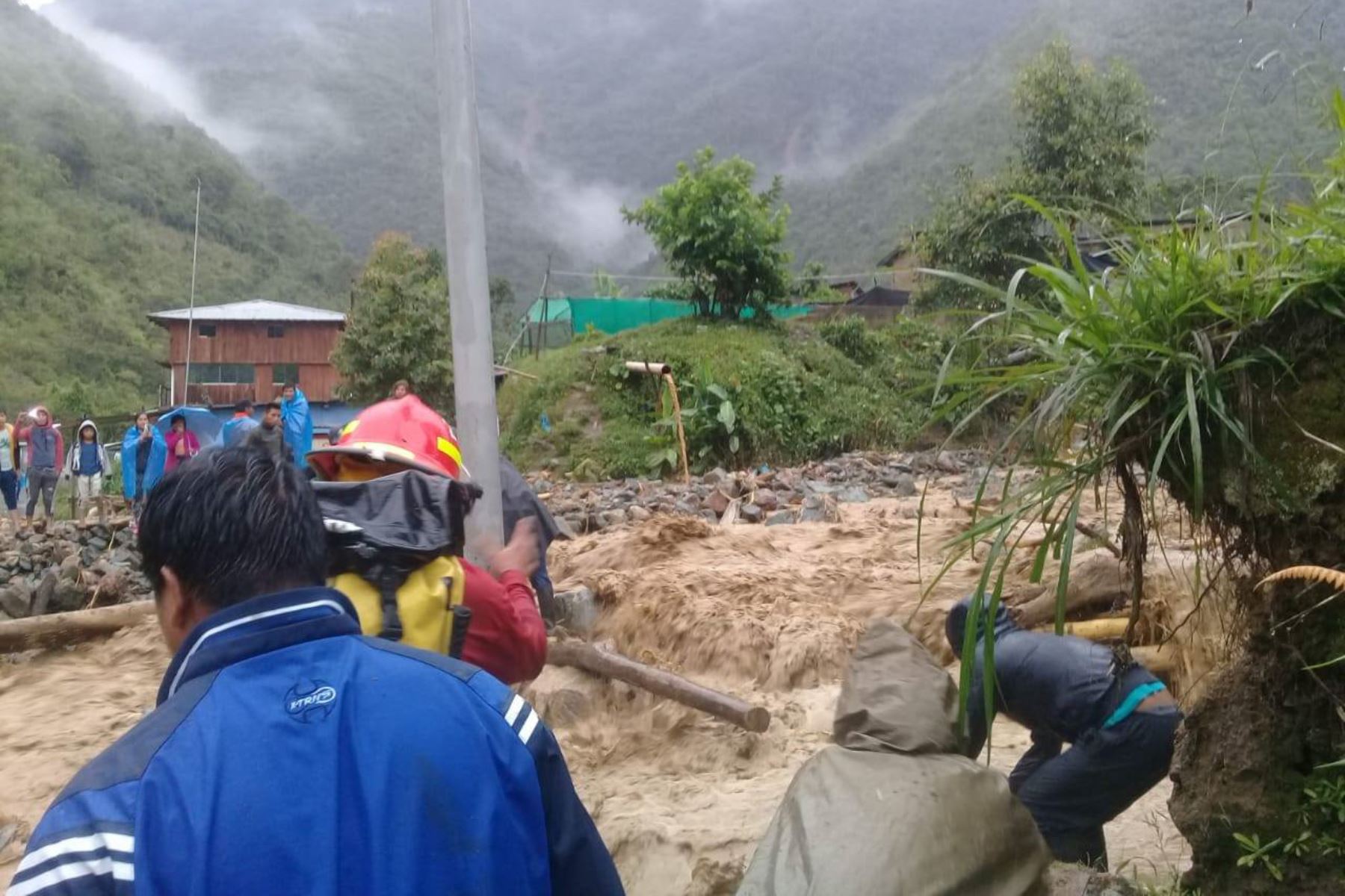 Gobierno Regional de Ayacucho coordina envío de ayuda a damnificados por huaico en Calicanto.