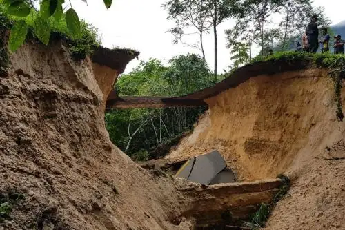 Colapsa carpeta asfáltica de vía Tarapoto-Yurimaguas por lluvias intensas. ANDINA/Difusión