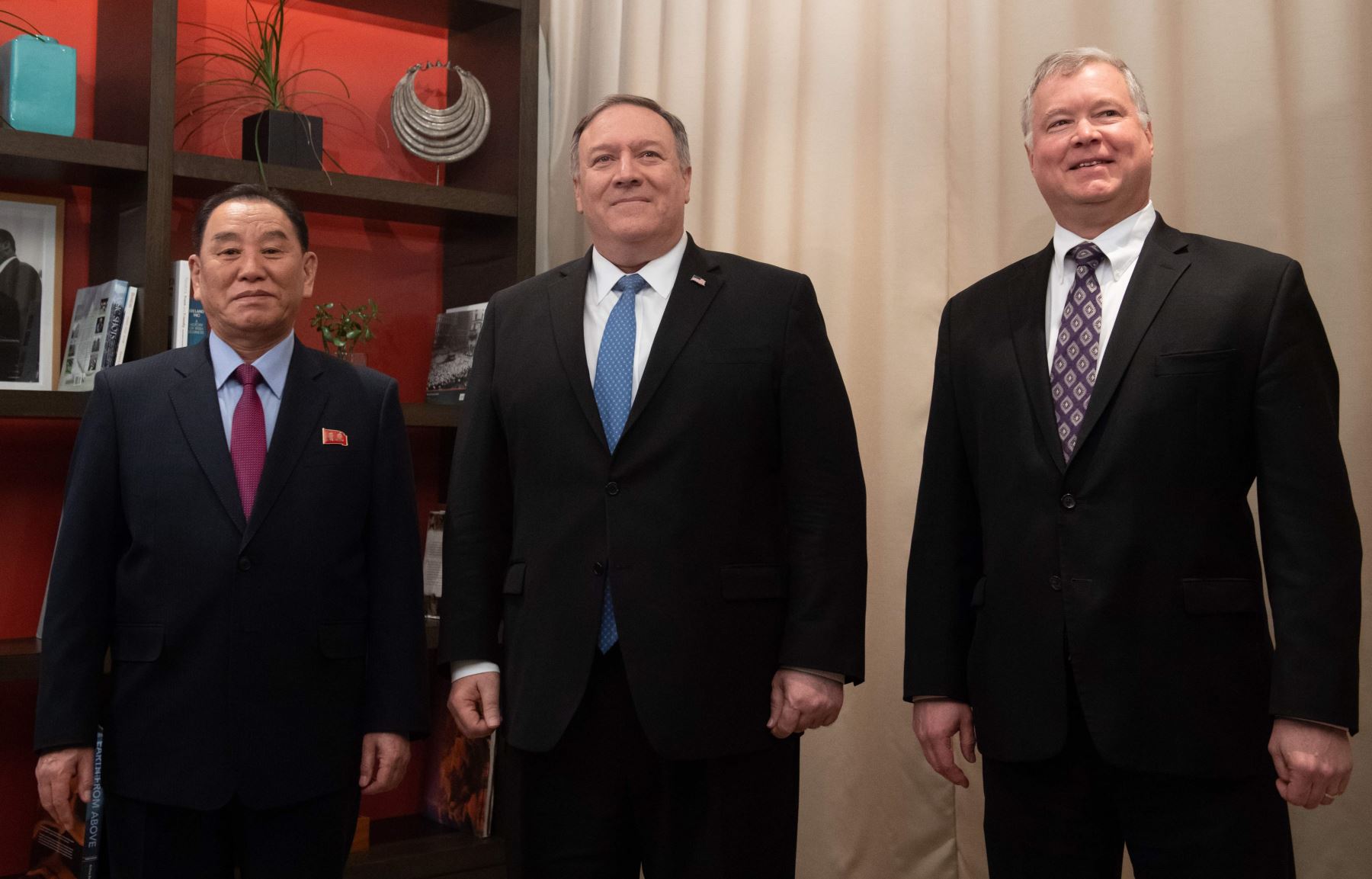 El Secretario de Estado de los EE. UU., Mike Pompeo, y el Representante Especial de los Estados Unidos para Corea del Norte, Stephen Biegun; junto al líder de la inteligencia de Corea del Norte, Kim Yong-chol  Foto: AFP