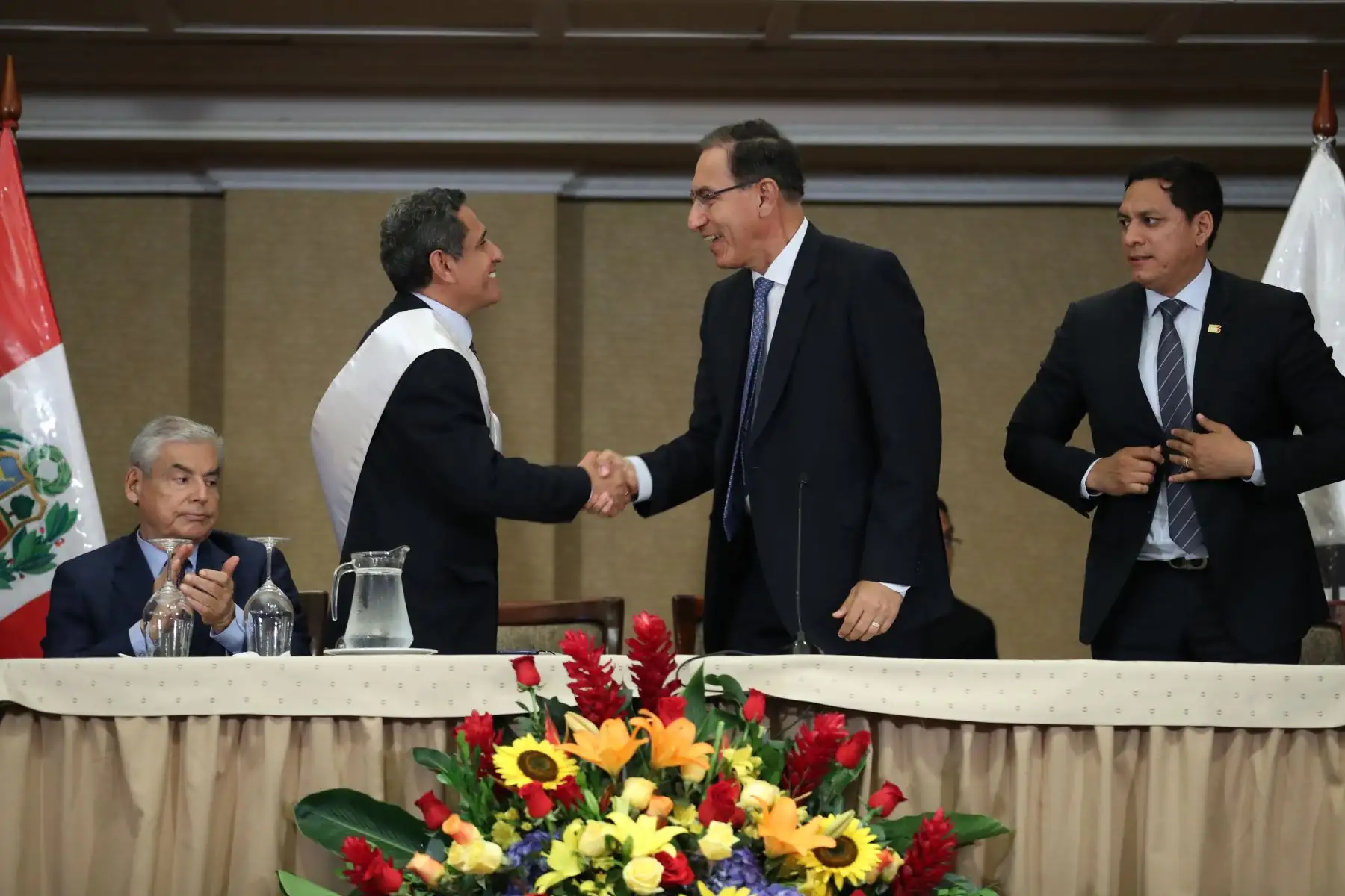 Presidente Martin Vizcarra saluda el nuevo presidente  de la Asamblea Nacional de Gobernadores Regionales (ANGR) Mesías Guevara.  Foto: ANDINA/Juan Carlos Guzmán