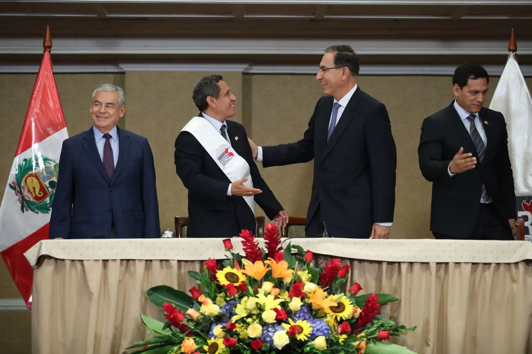 Presidente Martin Vizcarra saluda el nuevo presidente  de la Asamblea Nacional de Gobernadores Regionales (ANGR) Mesías Guevara.  Foto: ANDINA/Juan Carlos Guzmán
