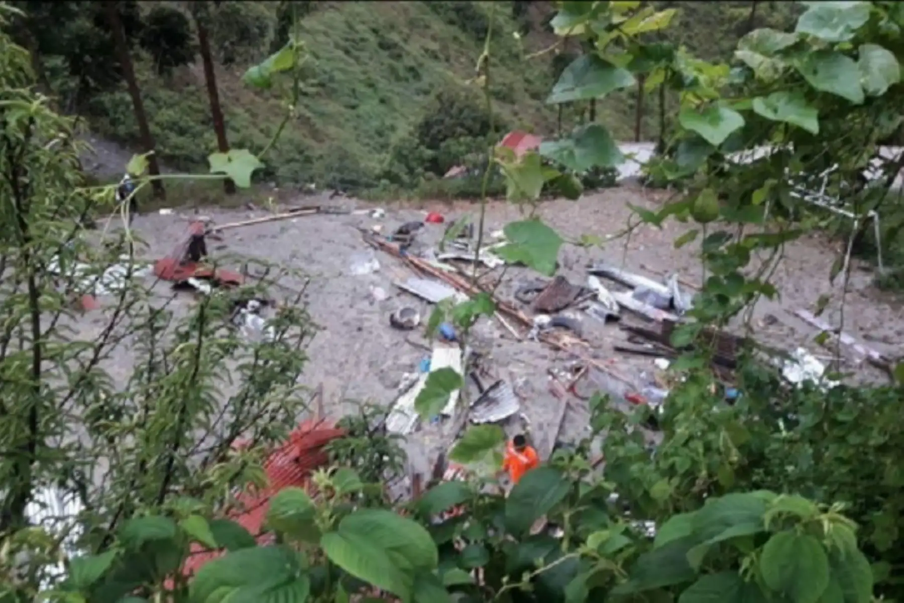 Un total de 30 efectivos del Ejército Peruano serán movilizados a las comunidades de Calicanto, distrito de Ayna, y Tutumbaru, del distrito de Sivia, ambos en la región Ayacucho, a fin de apoyar en labores de limpieza tras la ocurrencia de huaicos la madrugada de hoy, que afectaron varias viviendas y vías de comunicación.