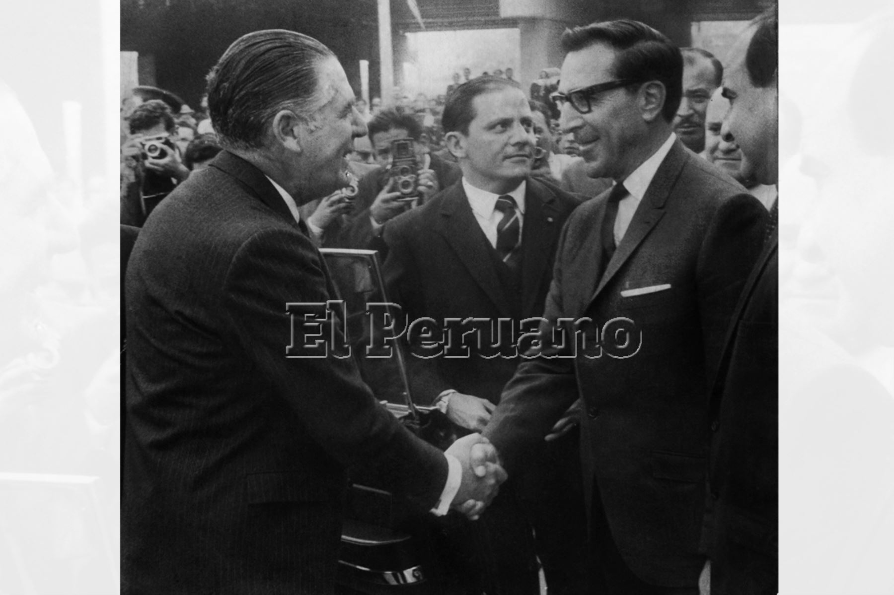 Lima - 1 julio 1967 / El presidente Fernando Belaúnde Terry saluda al alcalde de Lima, Luis Bedoya Reyes, en la inauguración de la primera etapa de la vía expresa del Paseo de la República. Foto: Archivo Histórico de EL PERUANO