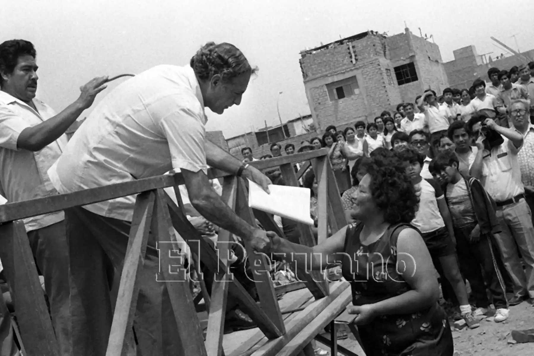 Lima - 18 diciembre 1982 / Rosario Valenzuela una de las beneficiarias del pueblo joven El Planeta recibe su título de propiedad de manos del alcalde de Lima, Eduardo Orrego Villacorta. Foto: Archivo Histórico de EL PERUANO / Américo Alburquerque