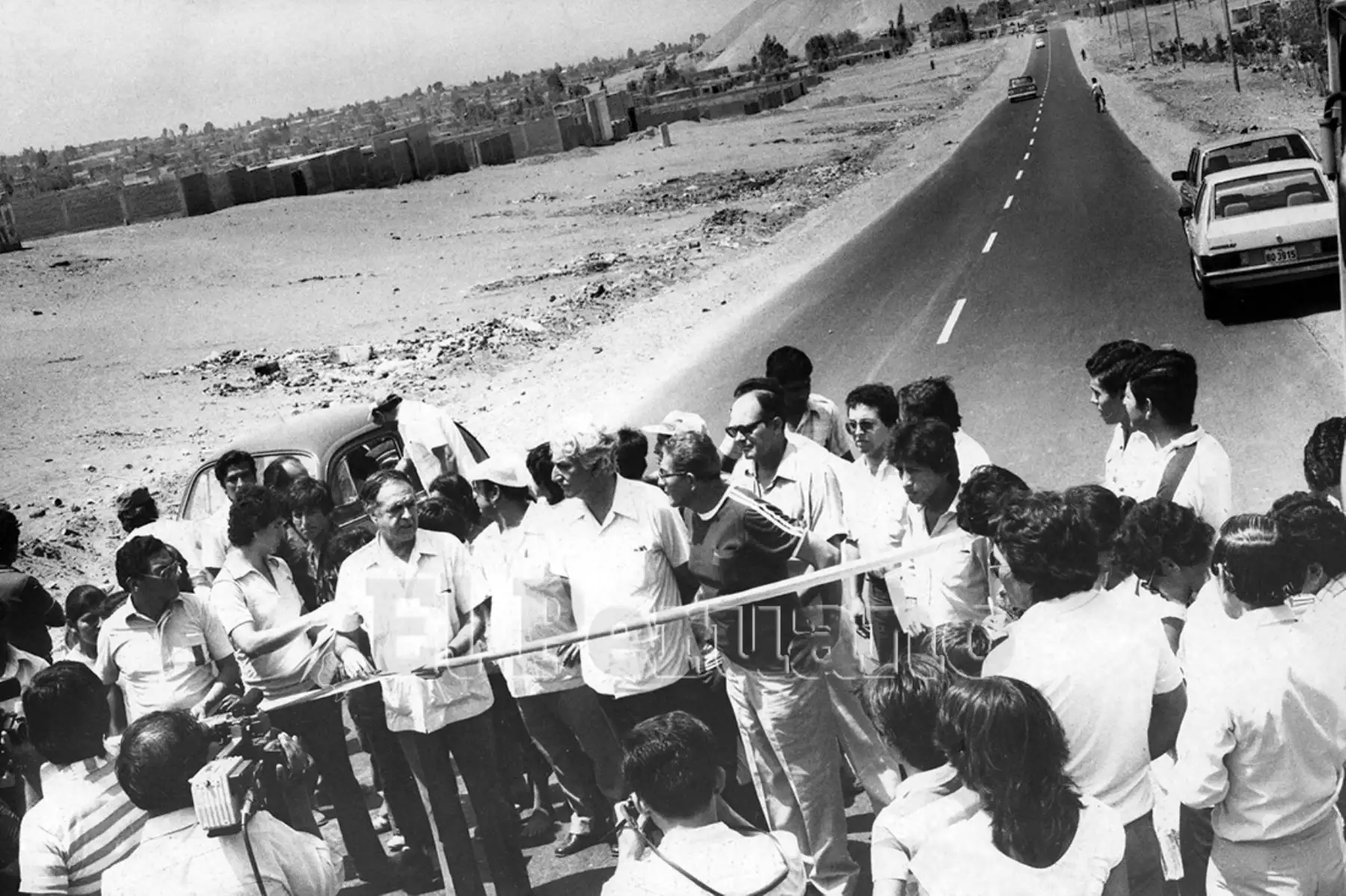 Lima - 08 enero 1983 / El alcalde Eduardo Orrego Villacorta, inaugura avenida en Villa El Salvador. Foto: Archivo Histórico de EL PERUANO