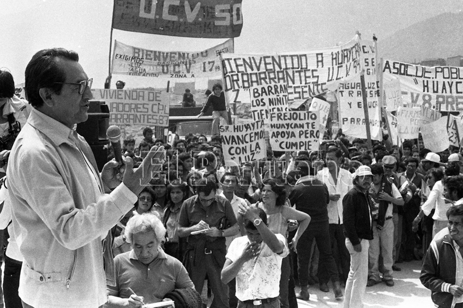 Lima - 10 agosto 1986 / Multitudinaria bienvenida al alcalde de Lima, Alfonso Barrantes Lingán, en Huaycán. Foto: Archivo Histórico de EL PERUANO / Pavel Marrul