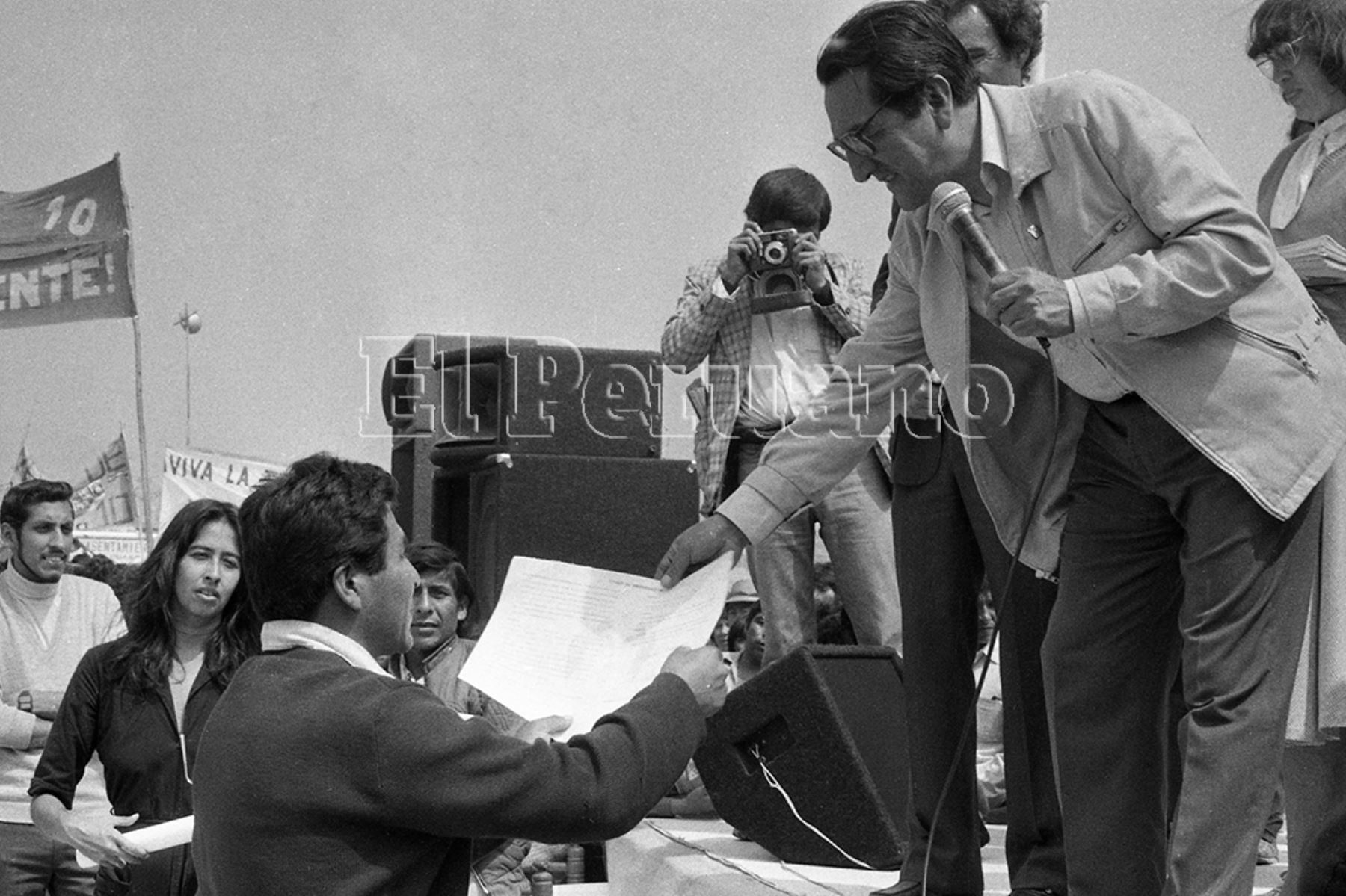 Lima - 10 agosto 1986 / El alcalde Alfonso Barrantes Lingán, entrega títulos de propiedad a moradores del asentamiento humano Huaycán / Pavel Marrul