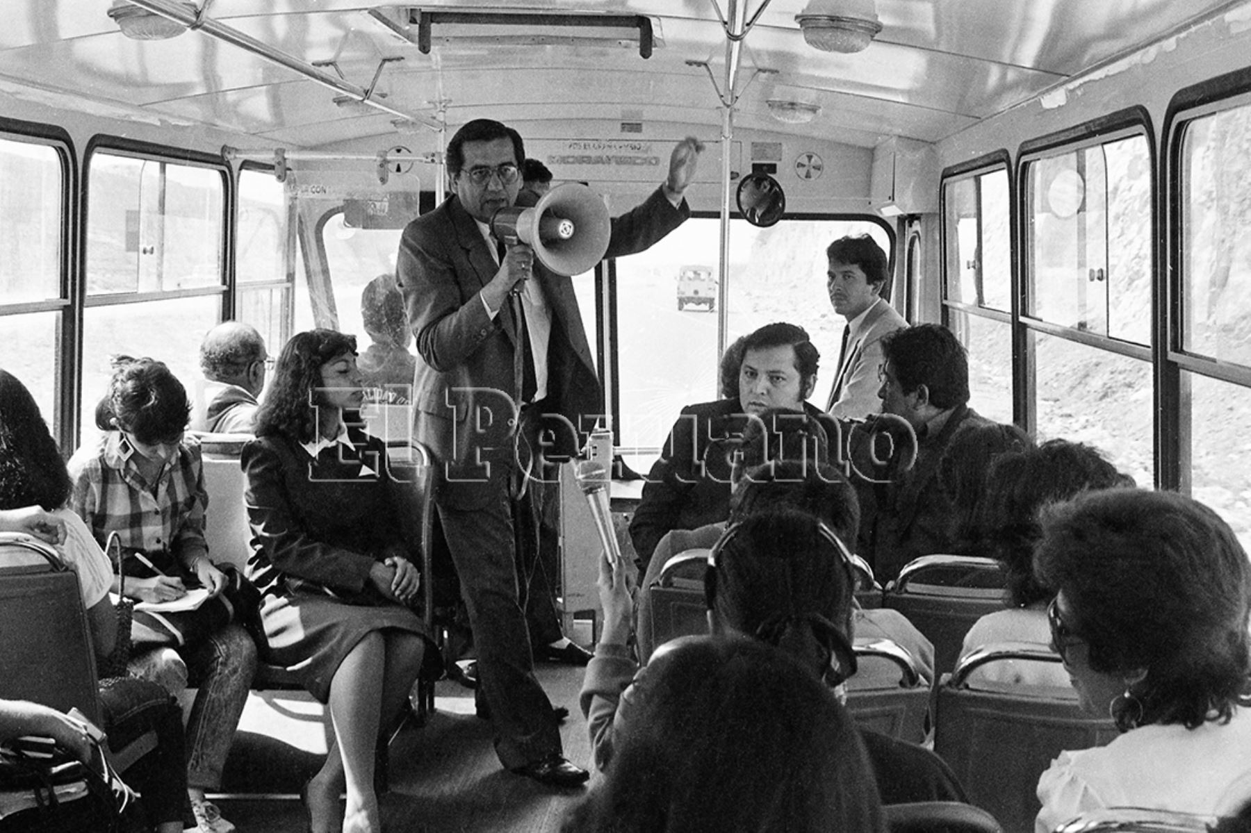 Lima - 19 mayo 1988 / El alcalde de Lima, Jorge del Castillo, se traslada en ómnibus por una renovada autopista a Chosica. Foto: Archivo Histórico de EL PERUANO / Víctor Palomino
