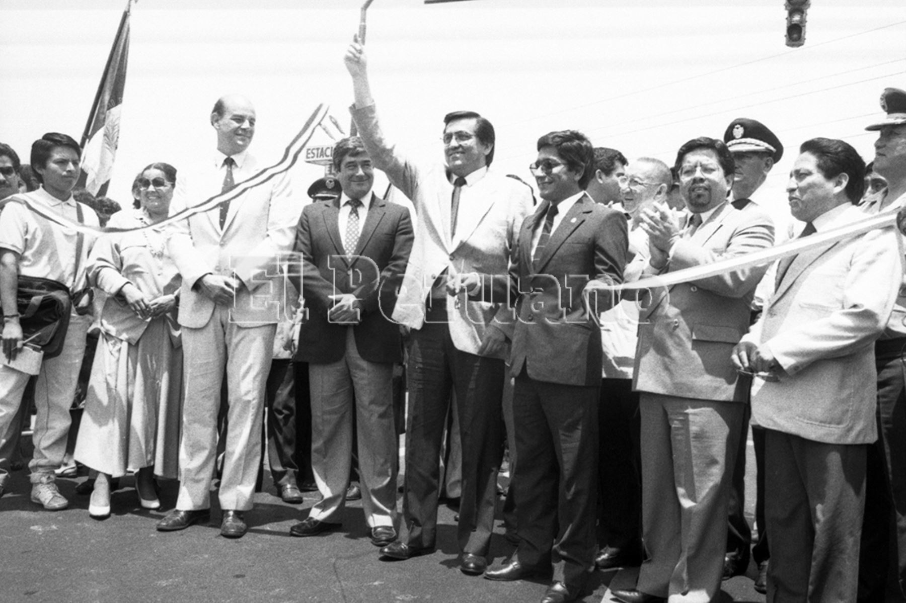 Lima - 30 diciembre 1988 / Jorge del Castillo, alcalde de Lima,  inaugura una avenida en Surquillo. Foto: Archivo Histórico de EL PERUANO / Luis Jiménez