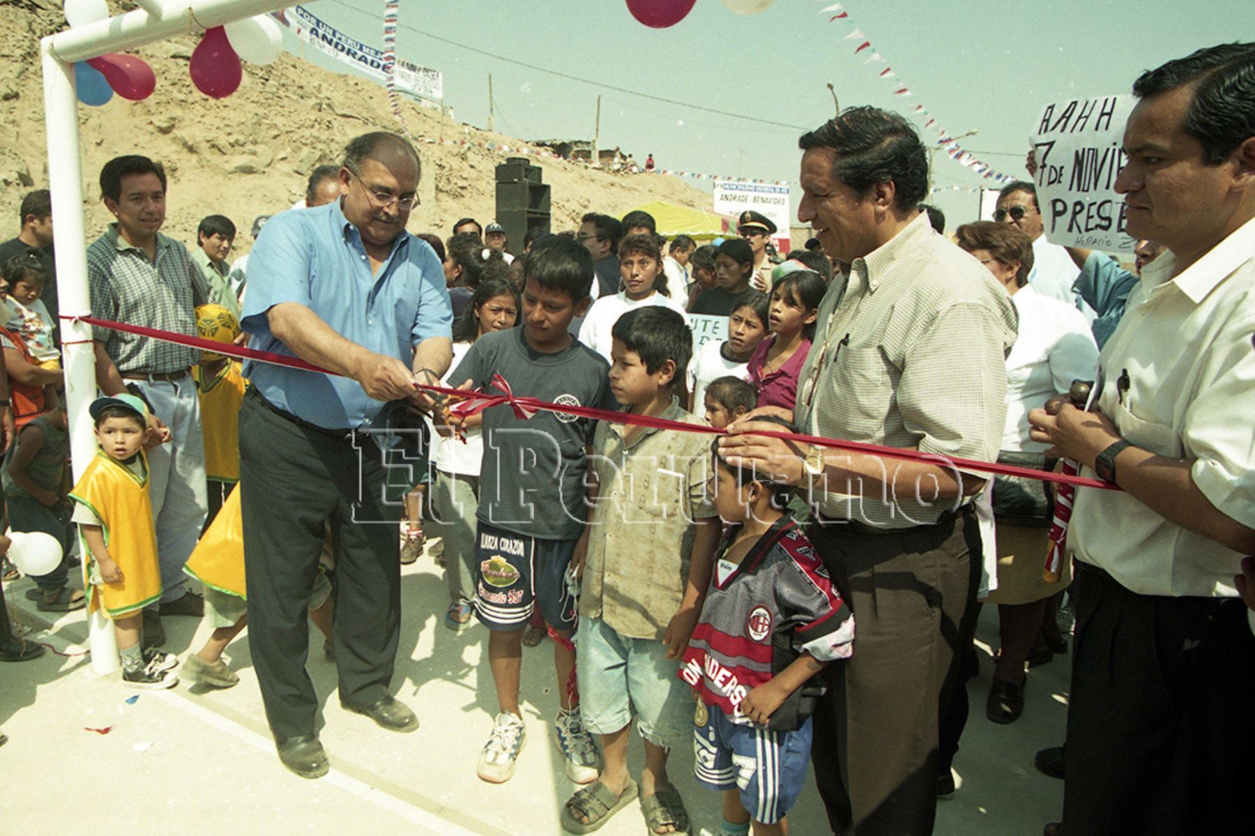 Lima - 20 febrero 2001 / El alcalde Alberto Andrade Carmona inaugura obras en el asentamiento humano Huaycán. Foto: Archivo Histórico de EL PERUANO / Wendy Higuchi