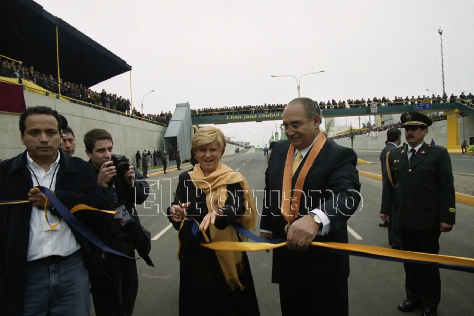 Lima - 11 agosto 2002 / El alcalde de Lima, Alberto Andrade, en compañía de su esposa Anita Botteri inauguró la vía expresa de Javier Prado . Foto: Archivo Histórico de EL PERUANO / Jack Ramón