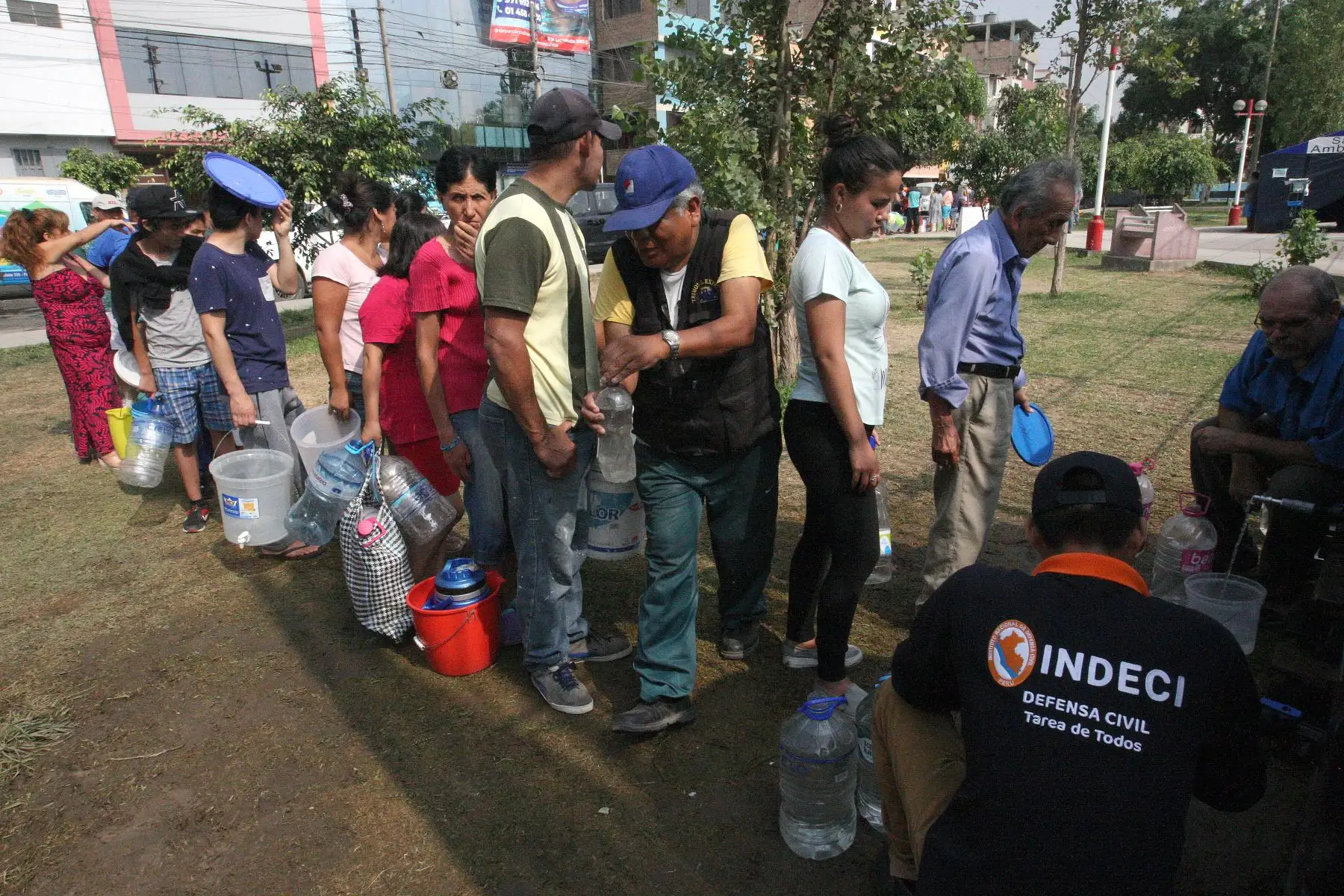 Personal de Indeci asisten con agua potable a damnificados de aniego en San Juan de Lurigancho.Foto:ANDINA/Héctor Vinces.