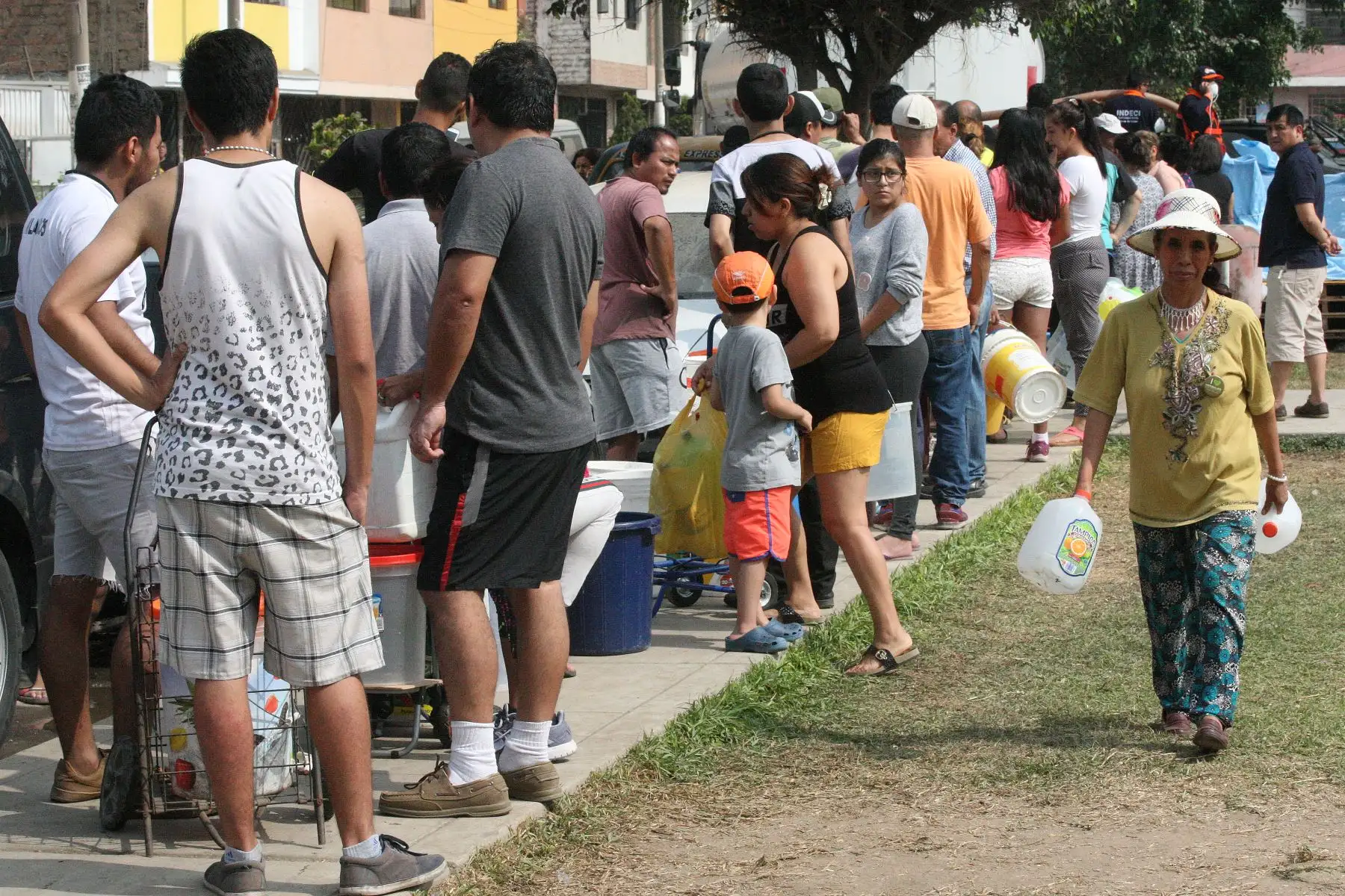 Ministros de Defensa,ambiente y salud,ademas alcalde de San Juan De Lurigancho asisten a damnificados de aniego que afecto a vecinos del distrito mas grande del pais.Foto:ANDINA/Héctor Vinces.