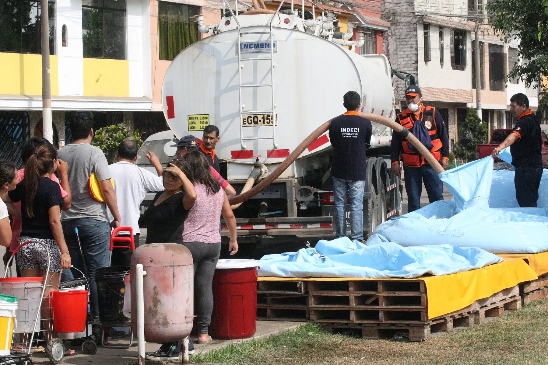 Personal de Indeci asisten con agua potable a damnificados de aniego en San Juan de Lurigancho.Foto:ANDINA/Héctor Vinces.