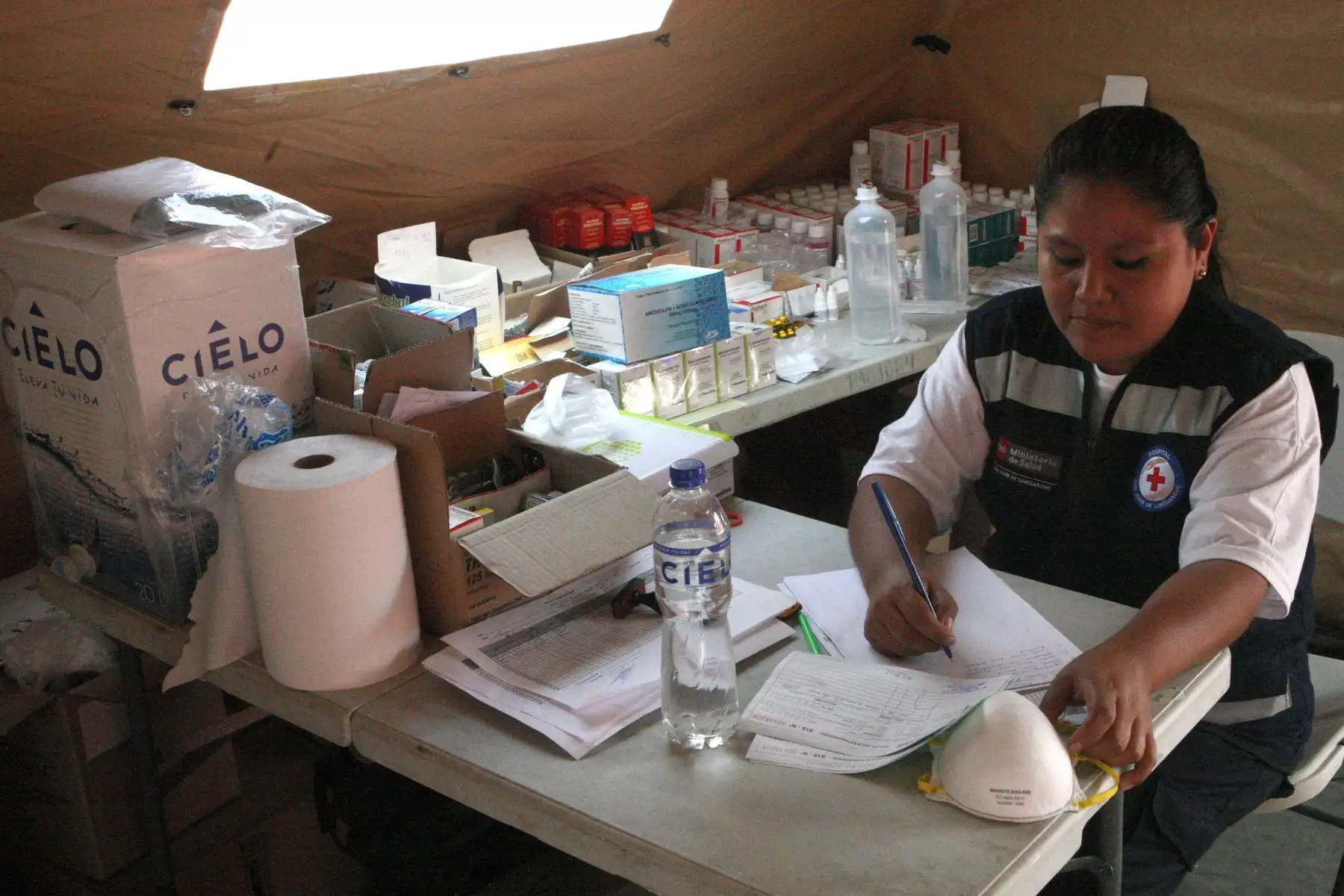 Médicos de EsSalud llevan ayuda a damnificados de SJL casa por casa. Foto: ANDINA/Difusión. Foto: ANDINA/Difusión.