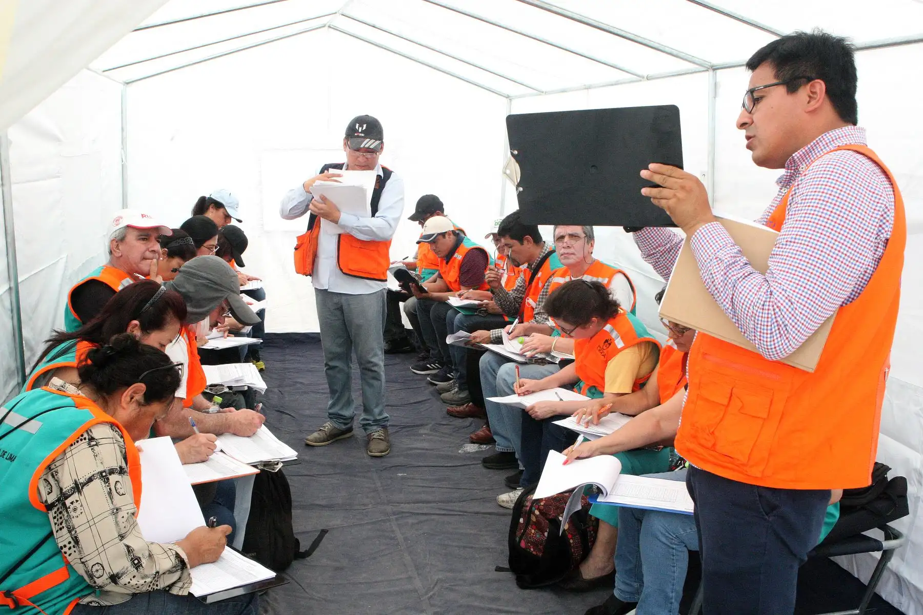Personal de Indeci y otros sectores del estado coordinan acciones inmediatas para apoyo de los damnificados del aniego.Foto:ANDINA/Héctor Vinces.