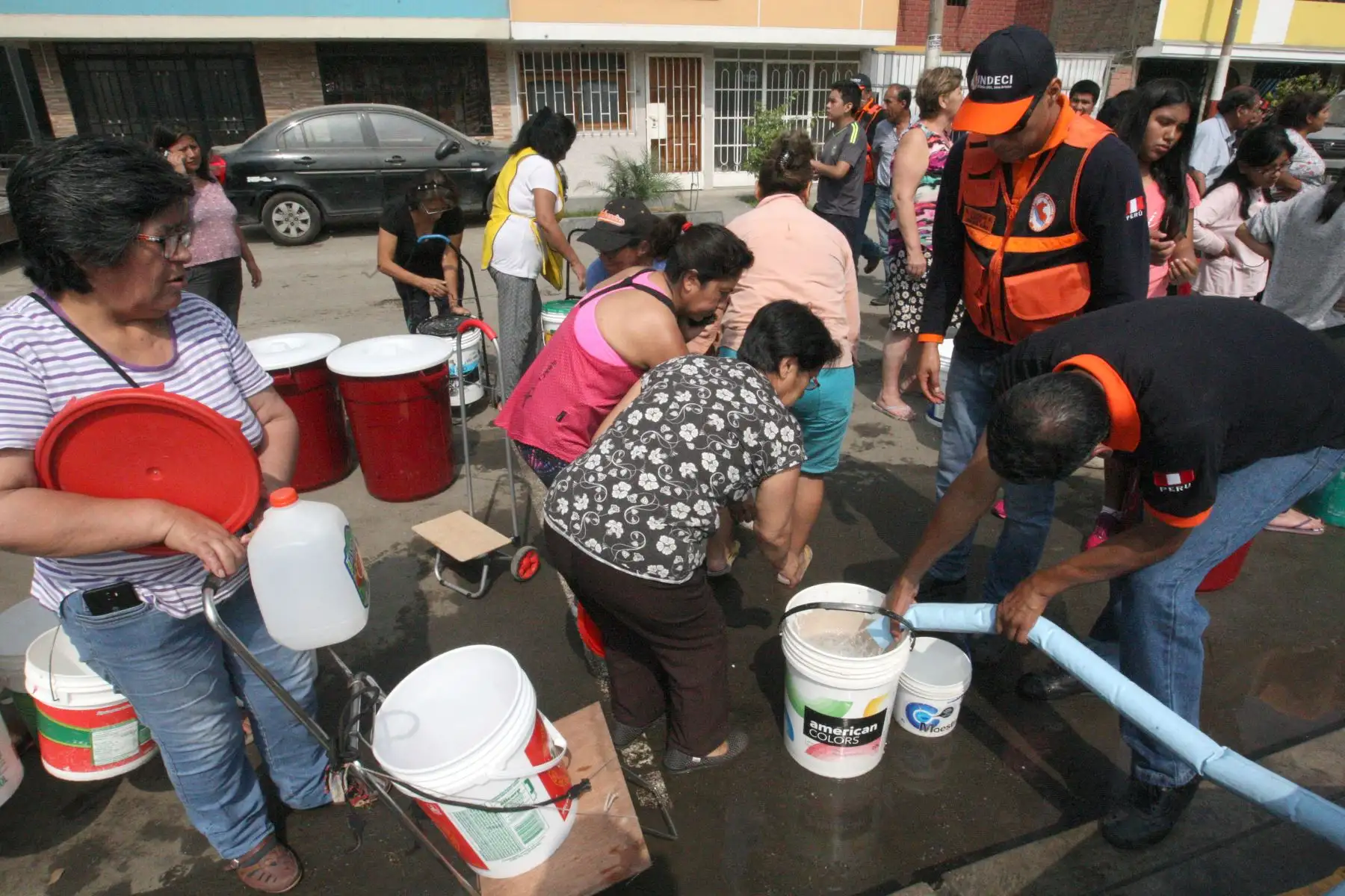 Personal de Indeci asisten con agua potable a damnificados de aniego en San Juan de Lurigancho.Foto:ANDINA/Héctor Vinces.