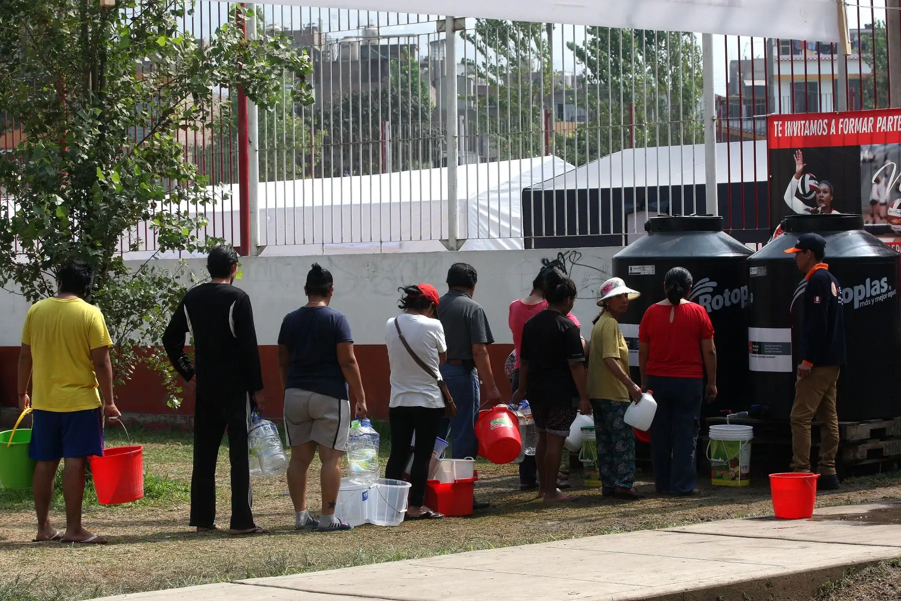 Personal de Indeci asisten con agua potable a damnificados de aniego en San Juan de Lurigancho.Foto:ANDINA/Héctor Vinces.
