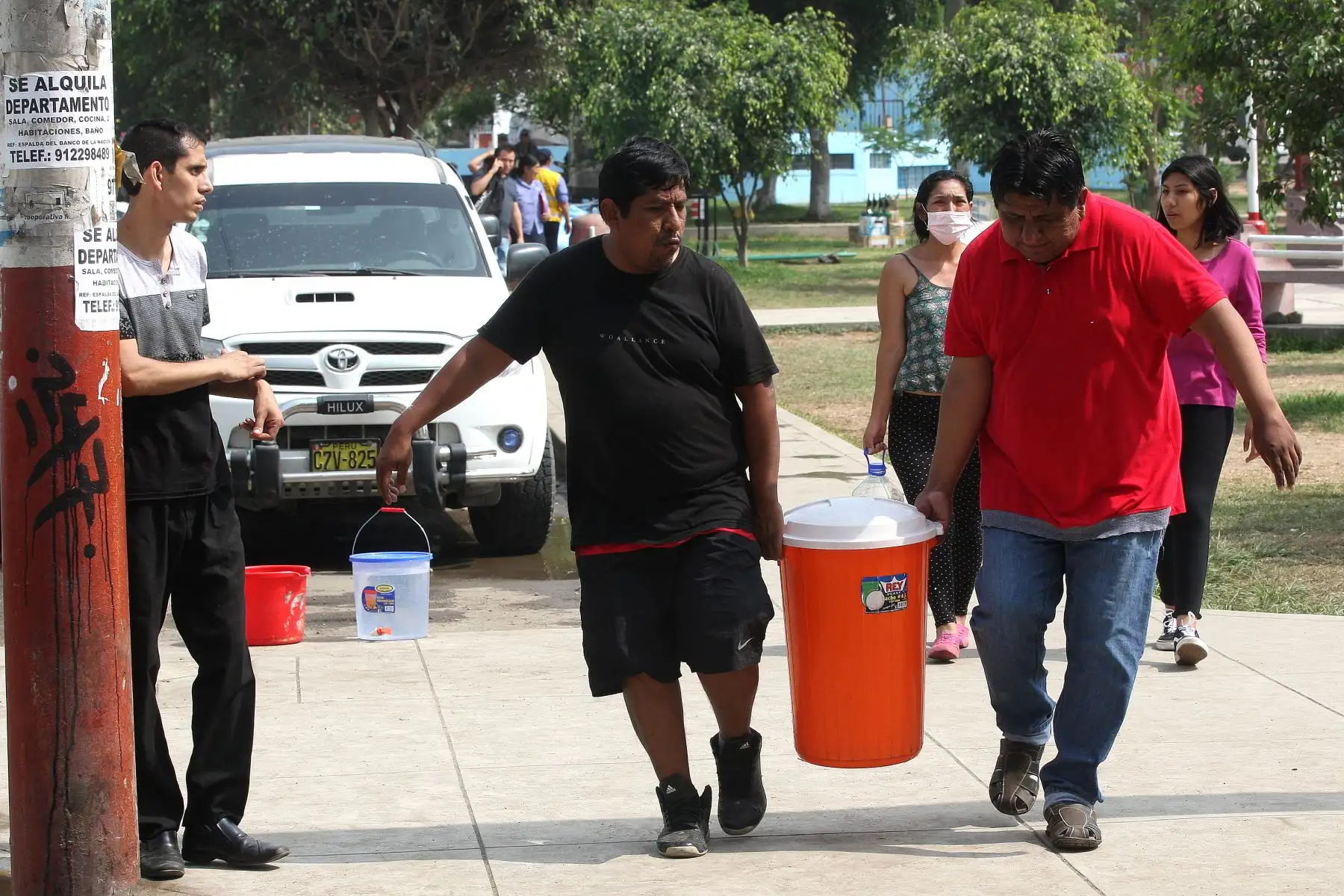 Personal de Indeci asisten con agua potable a damnificados de aniego en San Juan de Lurigancho.Foto:ANDINA/Héctor Vinces.