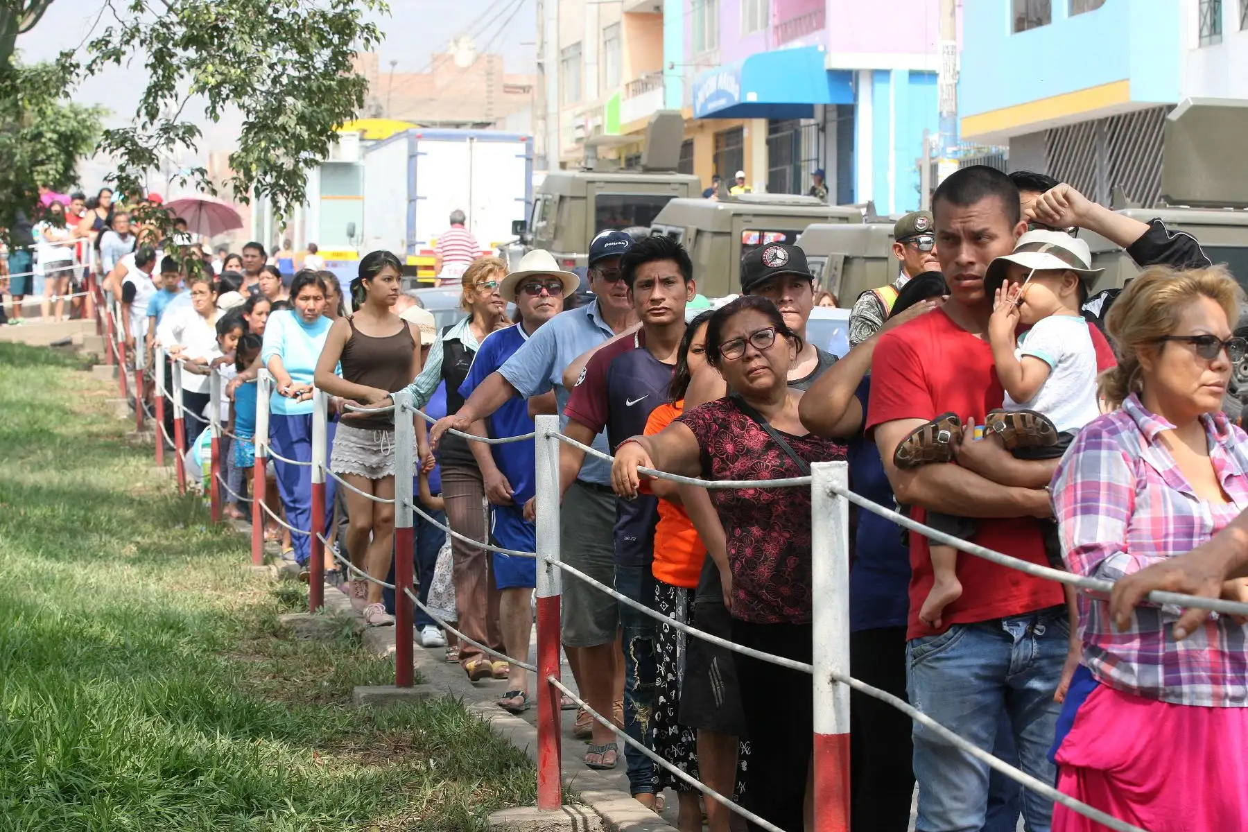 Personal de Indeci asisten con agua potable a damnificados de aniego en San Juan de Lurigancho.Foto:ANDINA/Héctor Vinces.