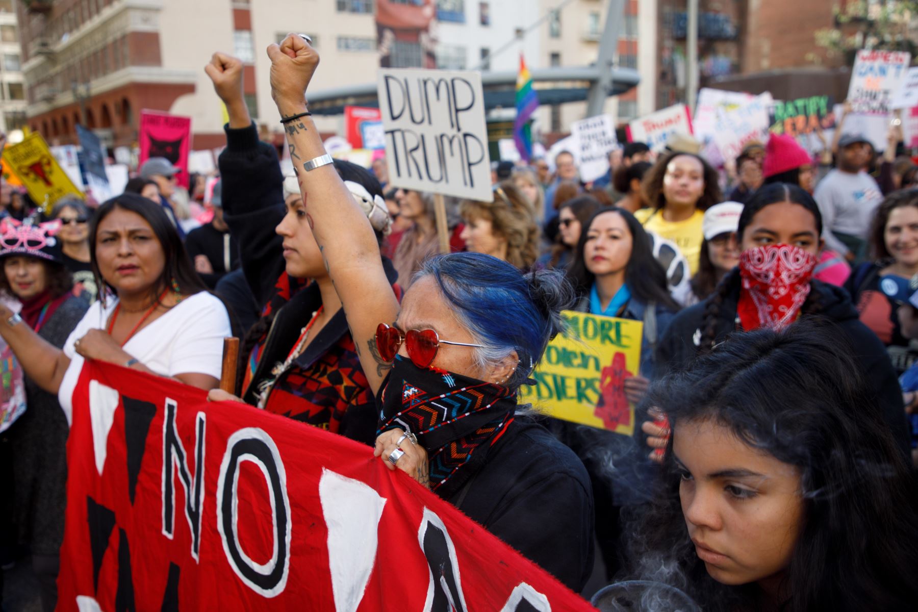 Los Ángeles (Estados Unidos). La activista nativa estadounidense Lydia Ponce (C) se une a miles de manifestantes en la Tercera Marcha Anual de Mujeres en Los Ángeles, California, EE. UU.. La organización ha tomado las calles para protestar contra las políticas de la administración Trump. Foto: EFE