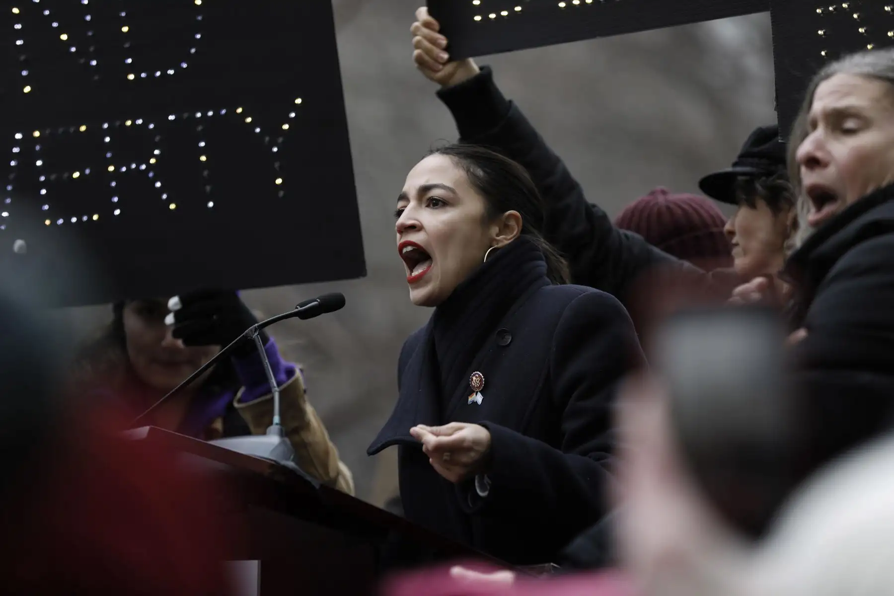 Nueva York (Estados Unidos). La congresista por Nueva York, Alexandria Ocasio-Cortez (C) participa en la Marcha de la Mujer para protestar por las políticas del presidente de los Estados Unidos, Donald J. Trump. Foto: EFE