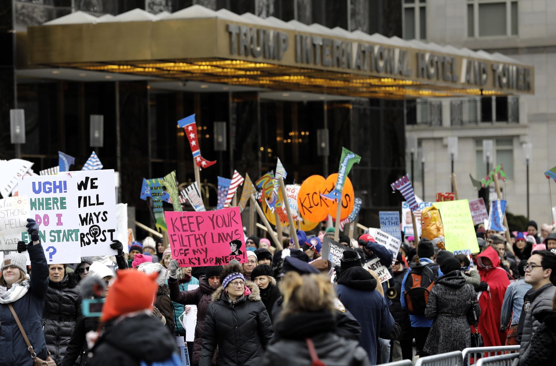 Nueva York (Estados Unidos). Los manifestantes desfilan frente al Trump International Hotel en Central Park West durante la Marcha de la Mujer para protestar por las políticas del presidente de los Estados Unidos Donald J. Trump.  Foto: EFE