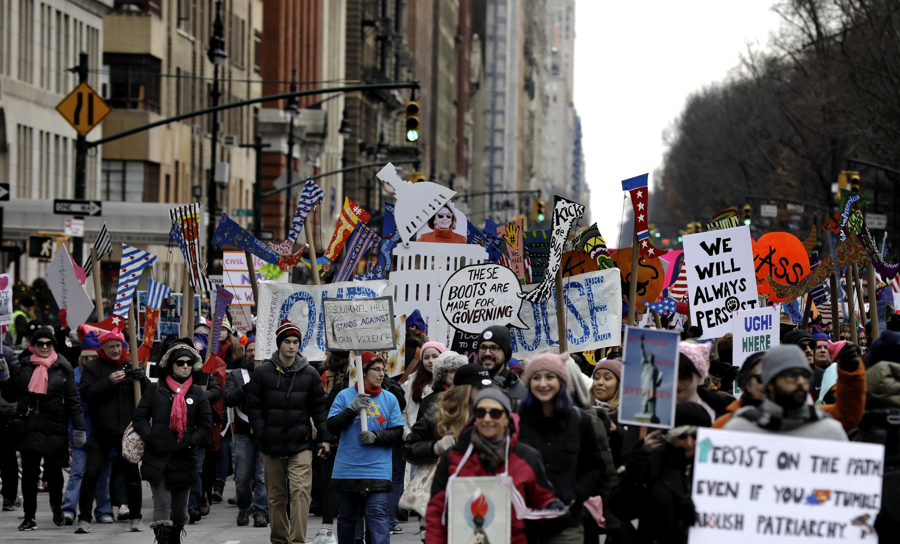 Nueva York (Estados Unidos). Los manifestantes marchan por Central Park West durante la Marcha de Mujeres para protestar por las políticas del presidente de los Estados Unidos Donald J. Trump.  Foto: EFE