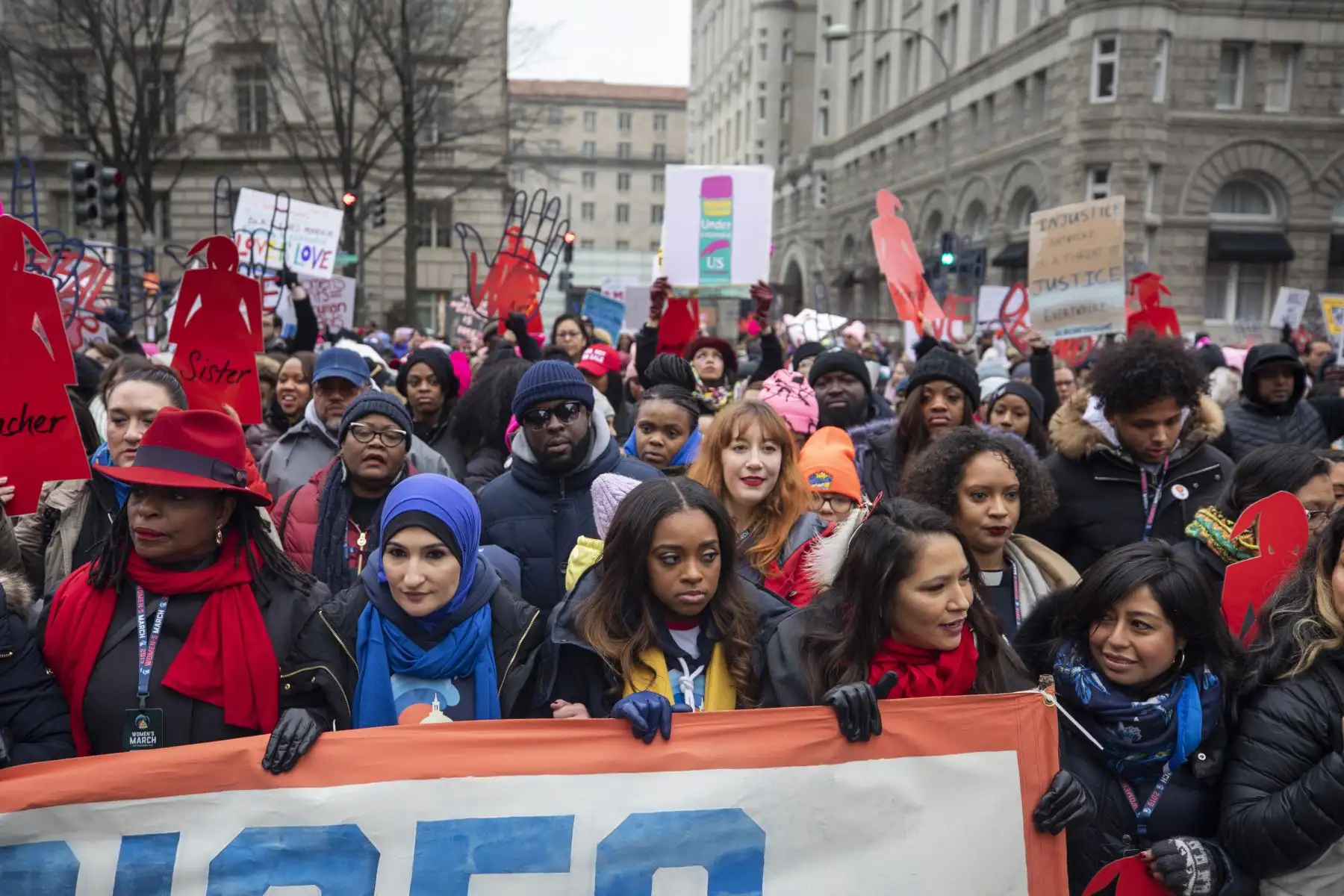 Washington (Estados Unidos). La co-presidenta de la Marcha de Mujeres de 2019, Tamika Mallory (C), camina frente al Hotel Trump durante la tercera protesta anual de la organización contra las políticas del presidente de Estados Unidos, Donald J. Trump. Foto:  EFE