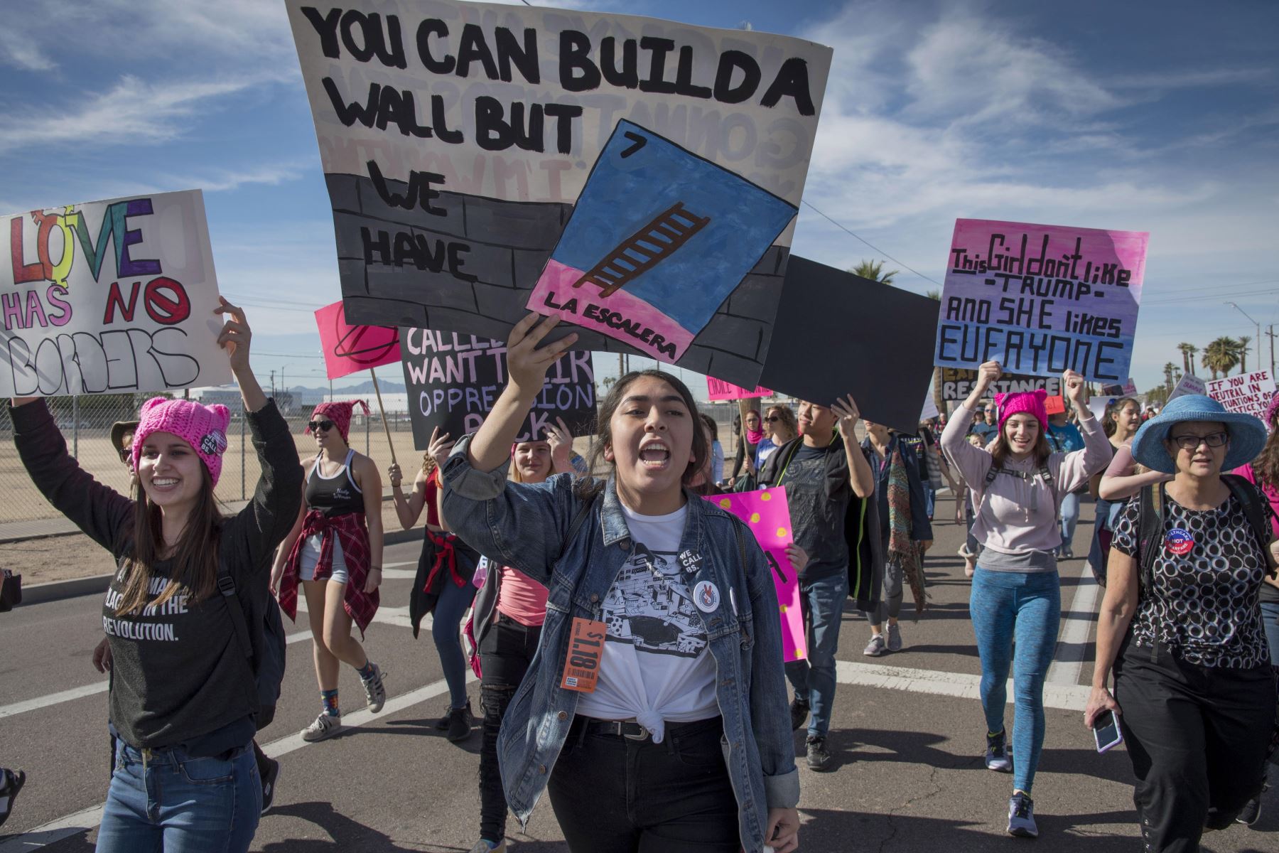 Phoenix (Estados Unidos). Al menos 7,000 personas asistieron a la Marcha de la Mujer en la capital del estado de Arizona en Phoenix. EFE