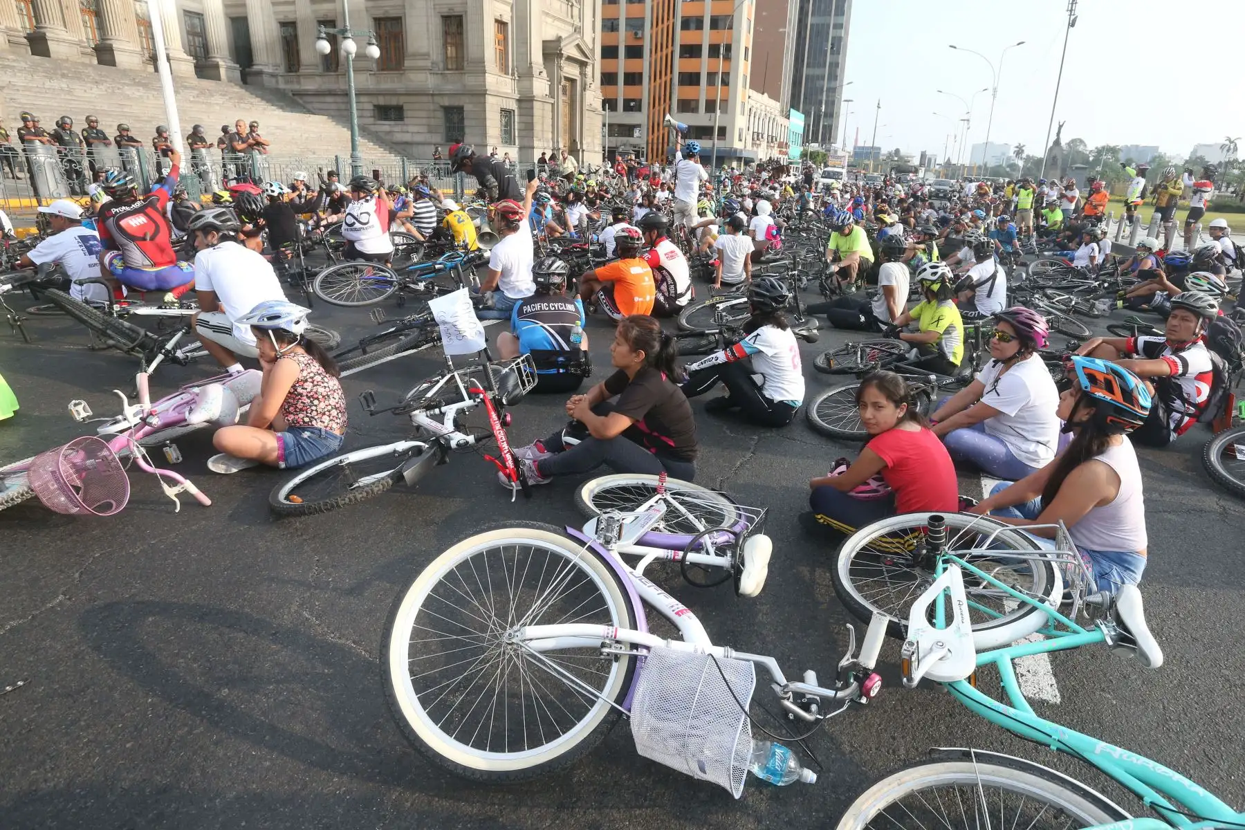 Cientos de ciclistas participaron esta tarde en la Marcha Nacional de Ciclistas, con el fin de exigir justicia para Lance Ramírez, el niño de 12 años que murió atropellado por un vehículo que hacía servicio de colectivo en Trujillo. Foto: ANDINA/Vidal Tarqui